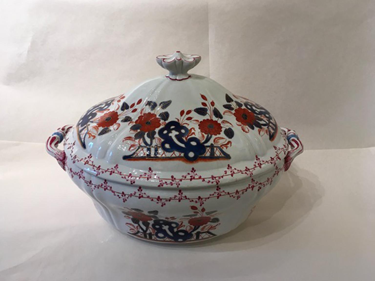 This is a beautiful piece made in Italy by Richard Ginori in the late 18th Century. The elegant  and iconic handmade decor in red and blue is called ‘Corean’ inspired by Oriental style.
The soup tureen has an under plate available to purchase from