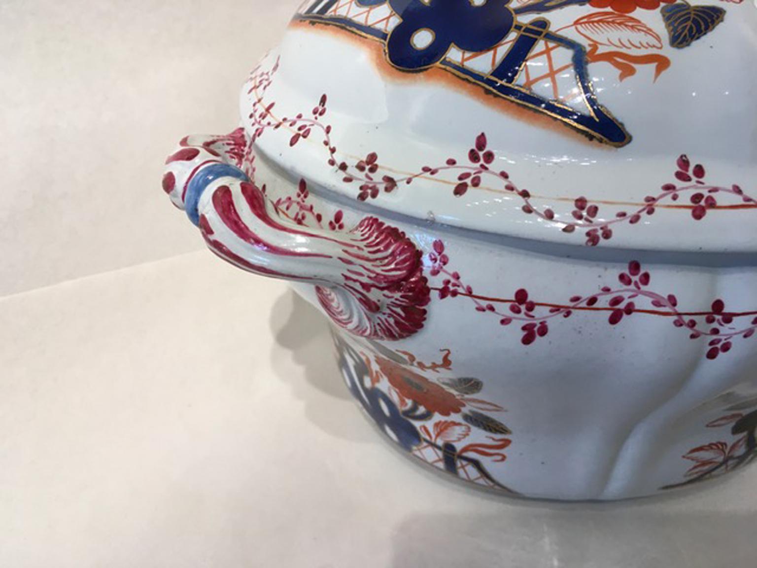 Italy Richard Ginori Mid-18th Century Porcelain Soup Bowl Red Blue Decor In Good Condition For Sale In Brescia, IT