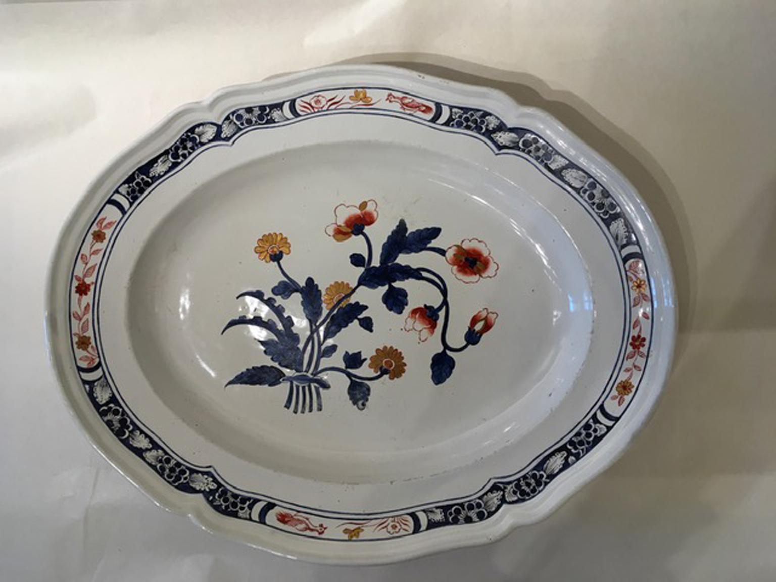 Ce plateau en porcelaine élégant et glamour  est peint avec l'un des décors les plus emblématiques.  de Richard Ginori  en rouge et bleu. Ce type de décor inspiré de la pensée orientale est appelé 