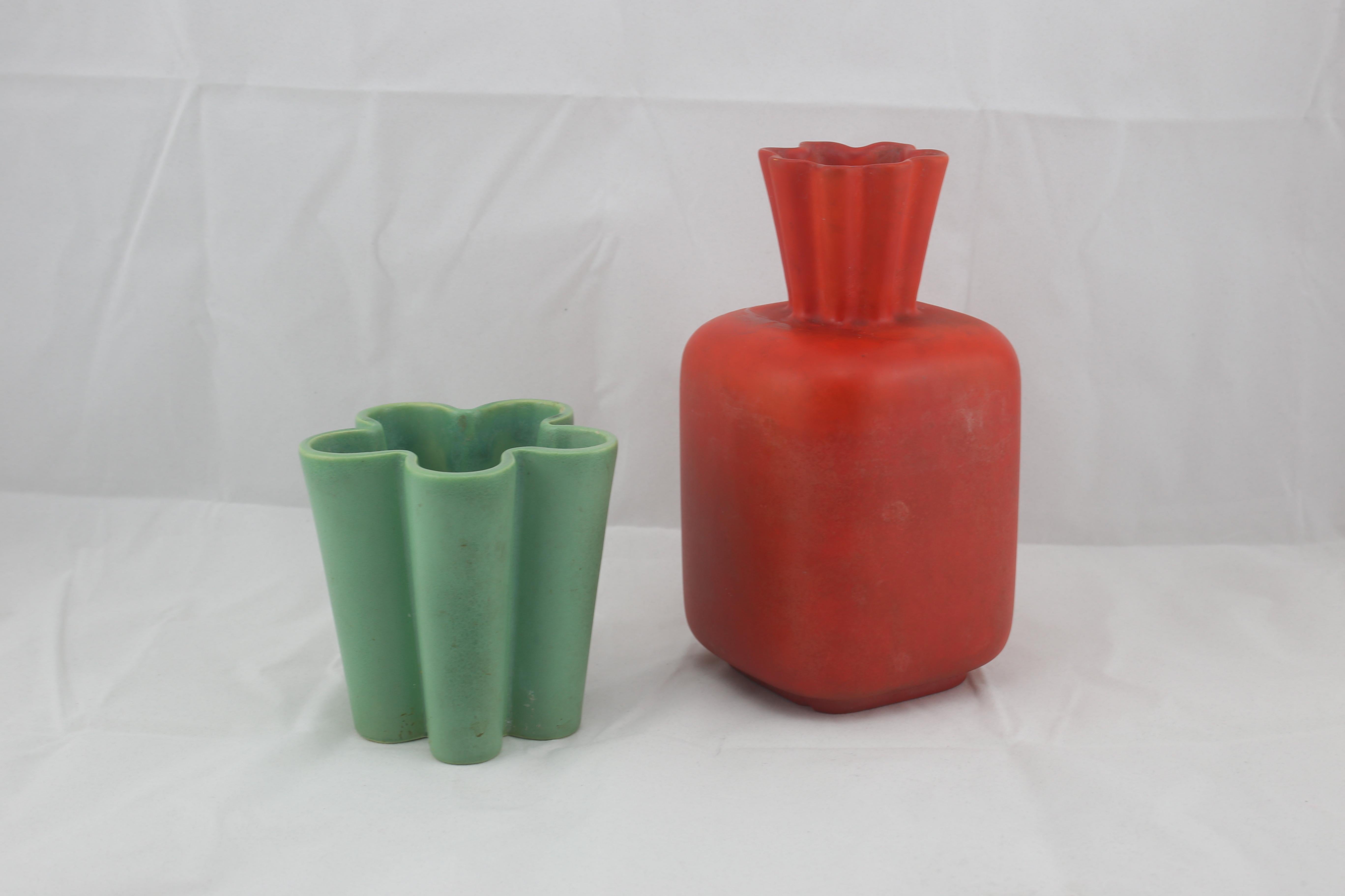 Superbe ensemble de deux vases italiens en céramique aux couleurs rouge et vert mat, au design innovant et au look moderne compte tenu de l'âge.
Les deux sont en bon état, usure conforme à l'âge et à l'utilisation, marques mineures.
Design de