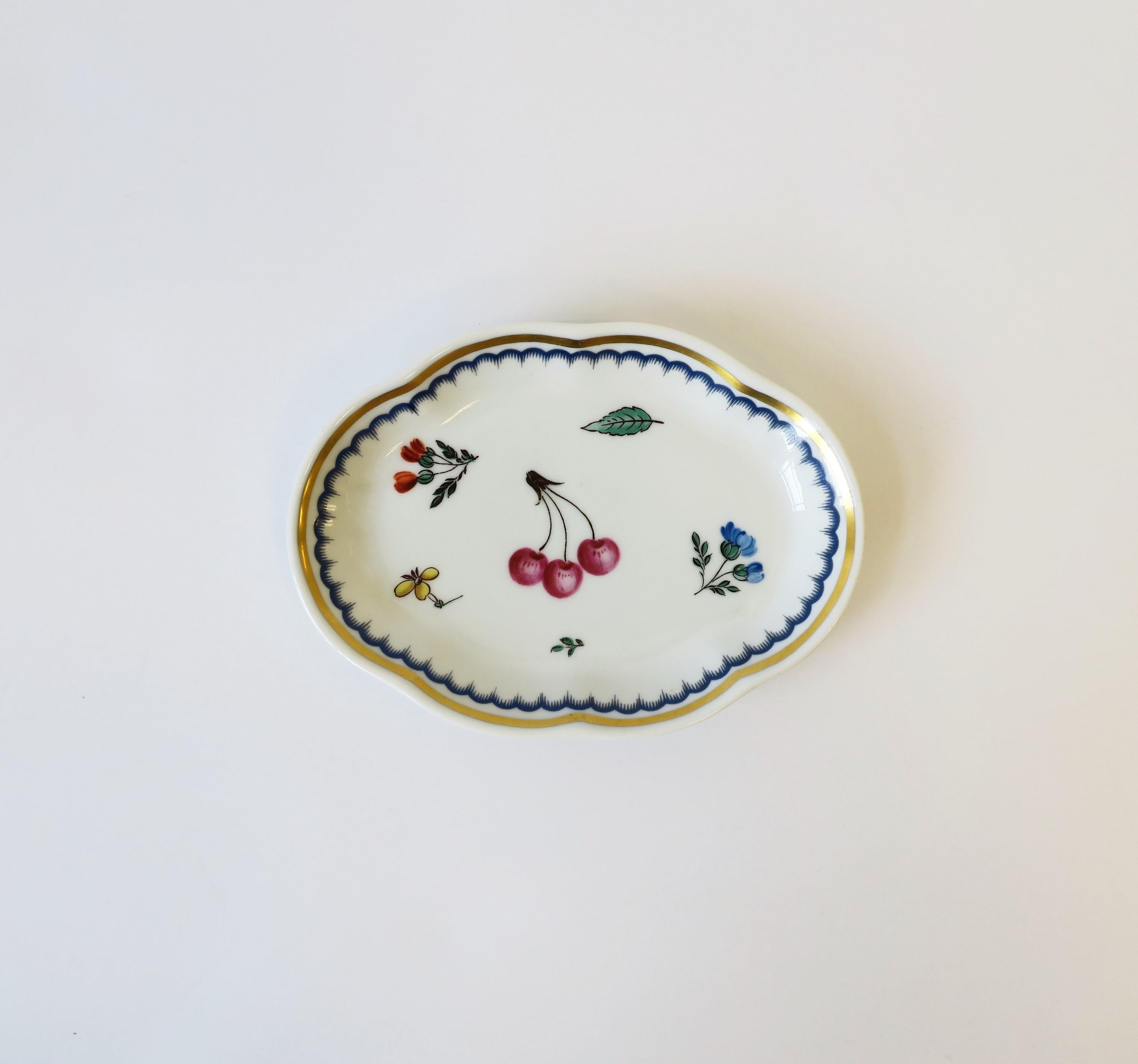 A beautiful vintage Richard Ginori fruit and flower, white and gold, oval porcelain Italian jewelry dish, circa mid-20th century, Italy. Dish, by Italian designer Richard Ginori, has a center area featuring a fruit (cherries) and flower design,