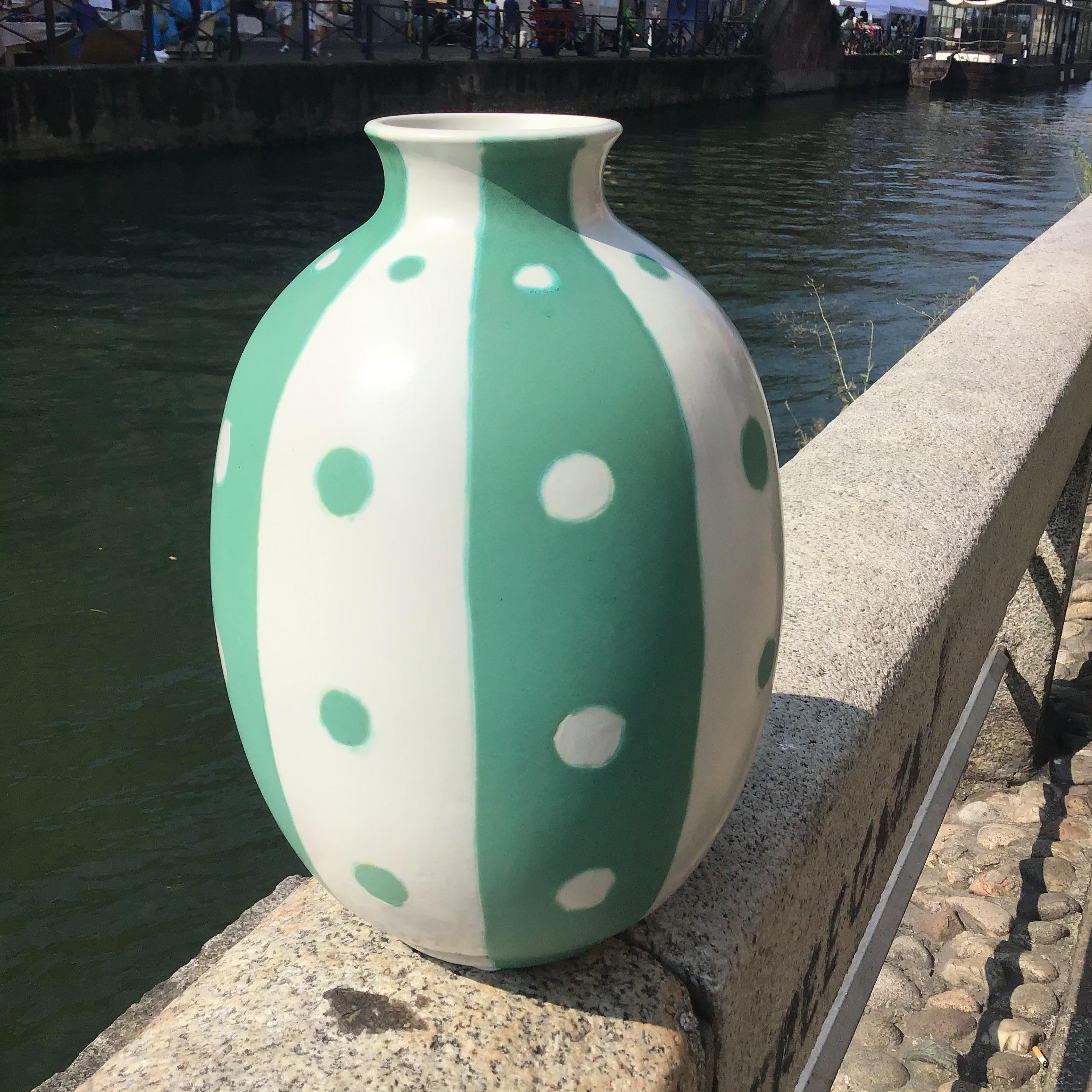 Exceptional richard ginori vase 
Ceramic with very rare polka dot decoration.  