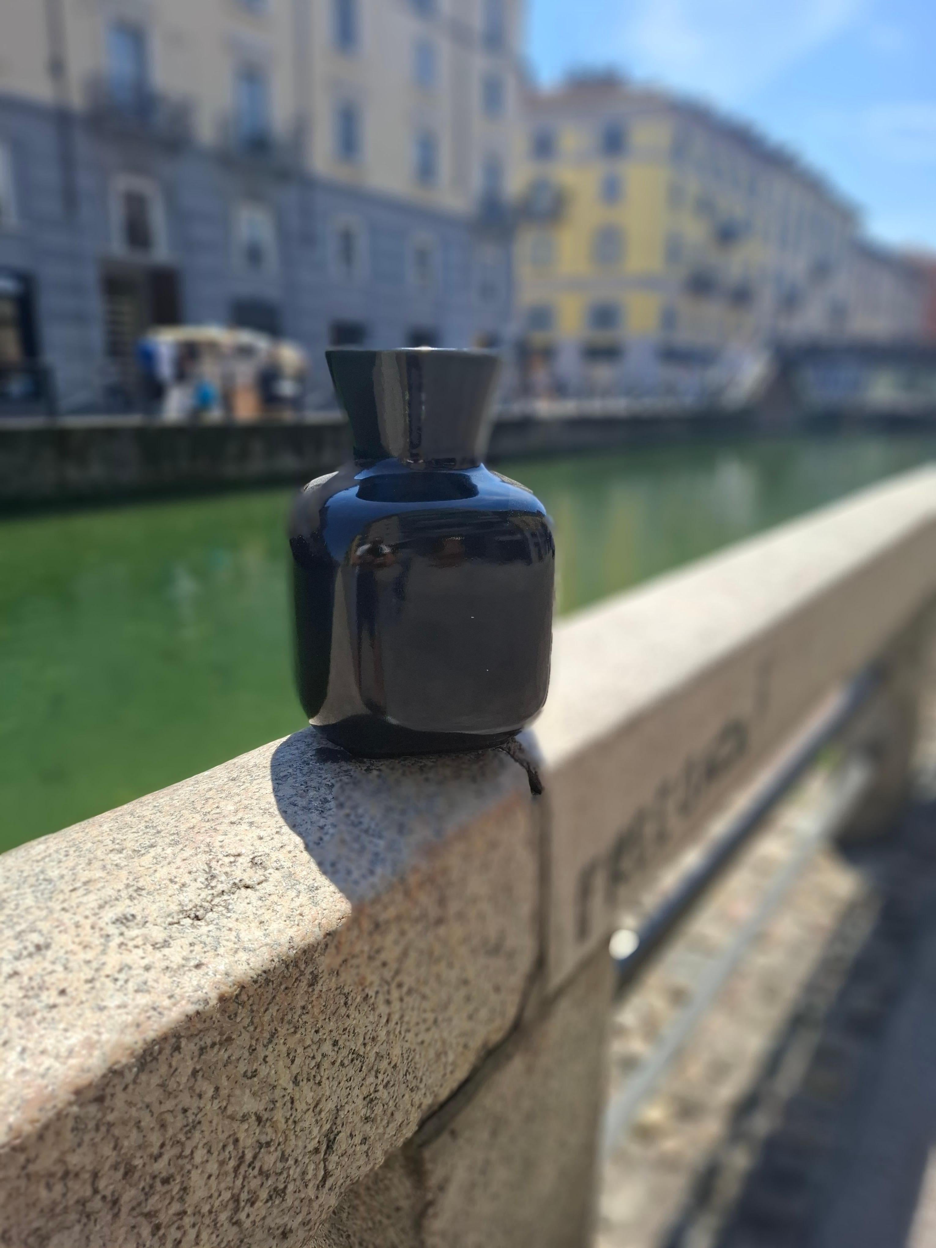 RARISSIMO VASO RICHARD GINORI MODELLO GIOVANNI GARIBOLDI IN CERAMICA COLORE NERO IN BUONO STATO 
proveniente da una villa milanese....