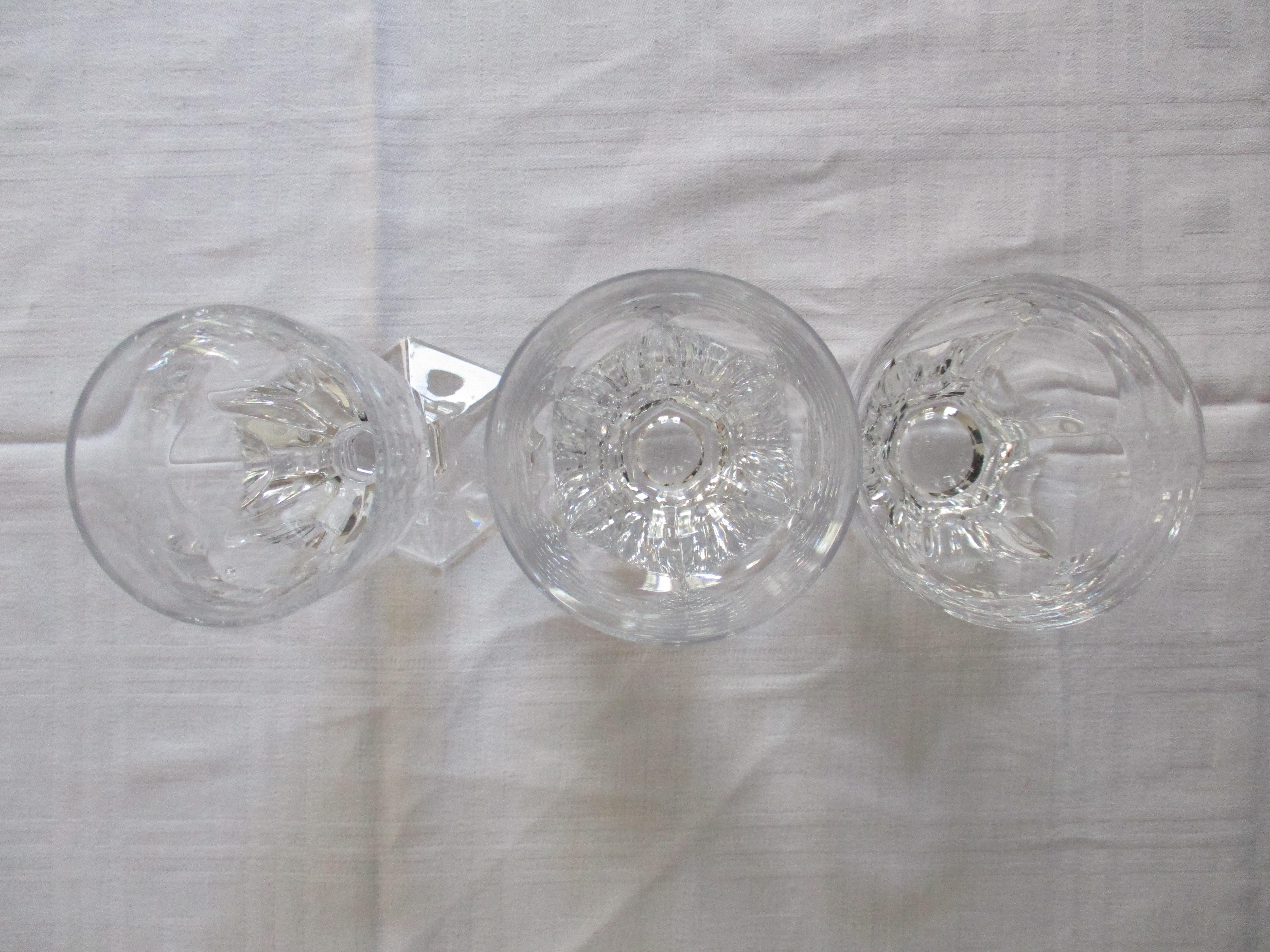 Trois verres de Richard Ginori. Magnifique ensemble de verrerie vintage. Estampillé dans le pied des lunettes. 