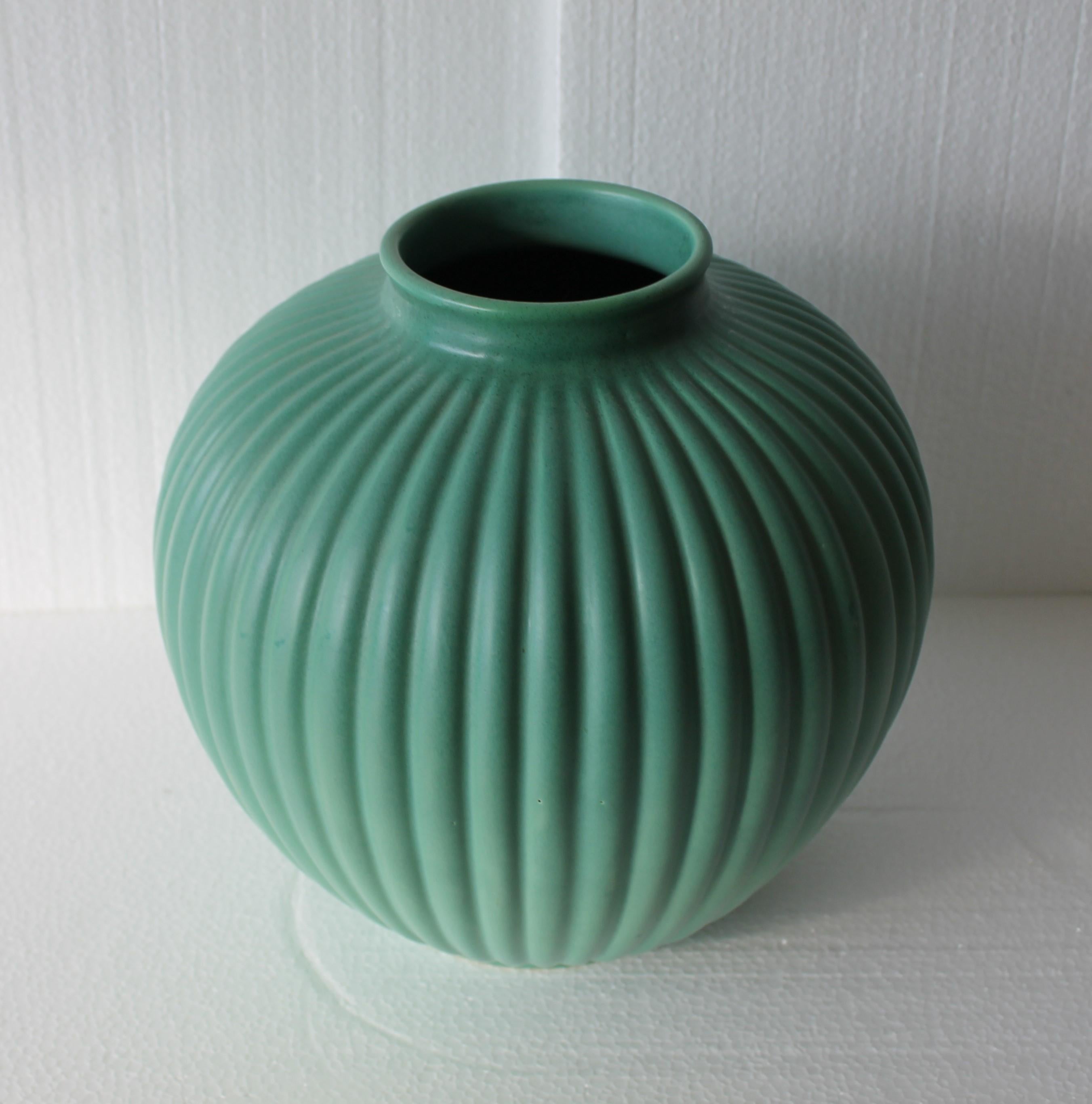 Richard Ginori green ceramic vase by Giovanni Gariboldi, Italy 1950s

Mark on the base: RICHARD GINORI NC Fabbricato in Italia 688