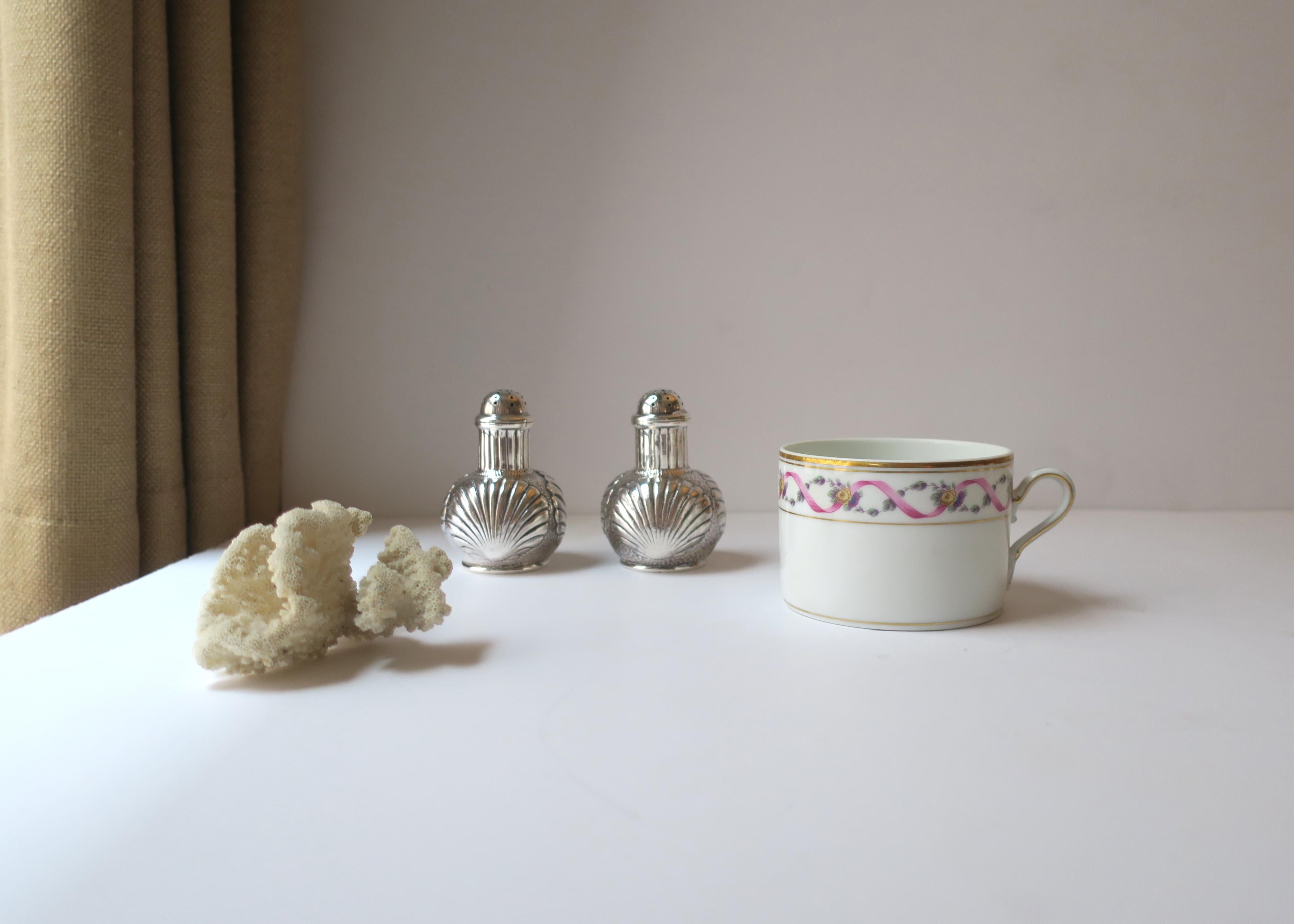 Set von 4 Kaffee- oder Teebechern aus italienischem Porzellan von Richard Ginori (20. Jahrhundert) im Angebot