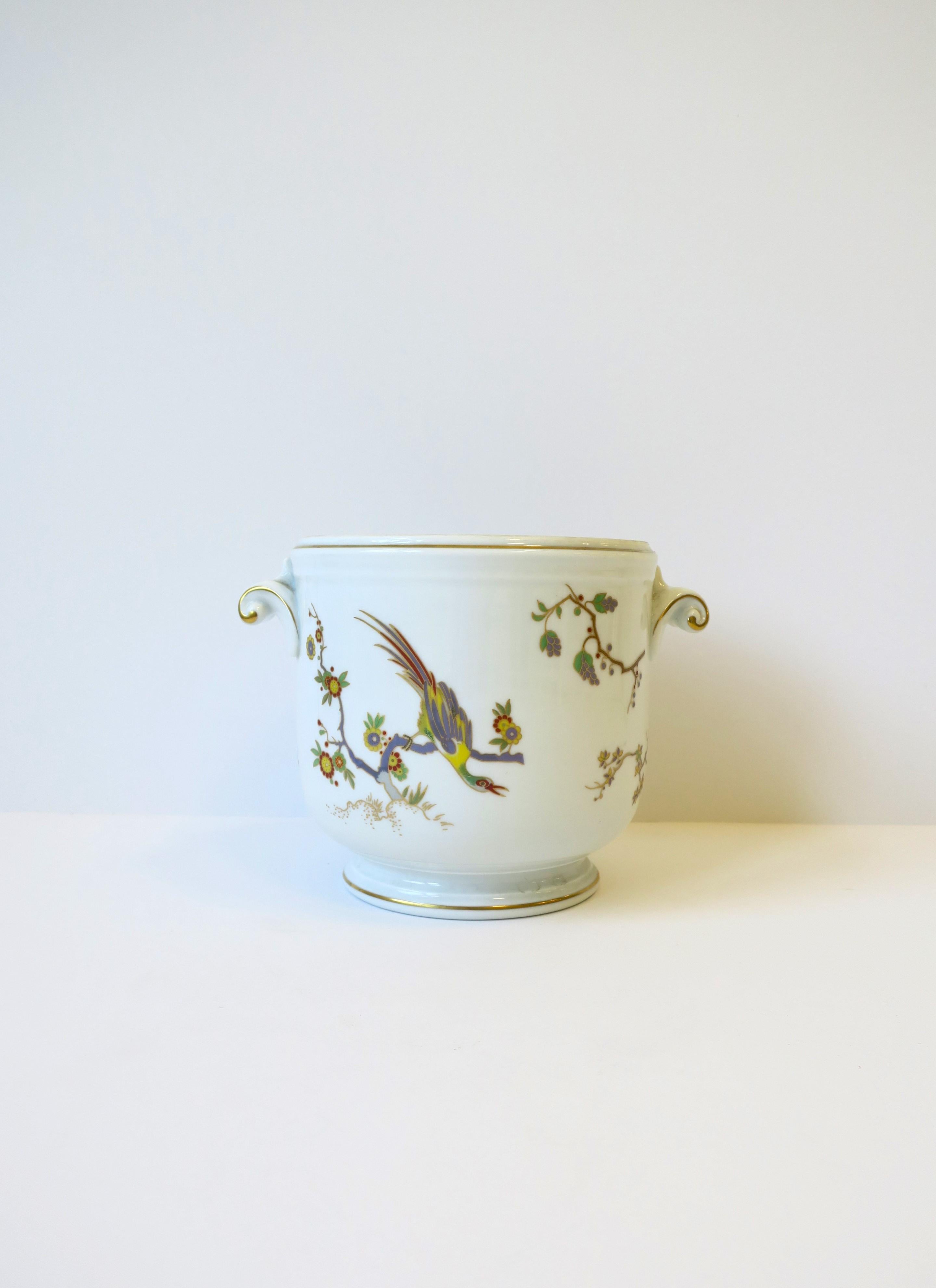 A beautiful, vintage Richard Ginori porcelain 'Paradise' cachepot jardiniere flower or plant pot holder with gold detail and multi-colored bird and flower design, circa mid to late-20th century, Italy. Piece has scrolled gold accented handles on