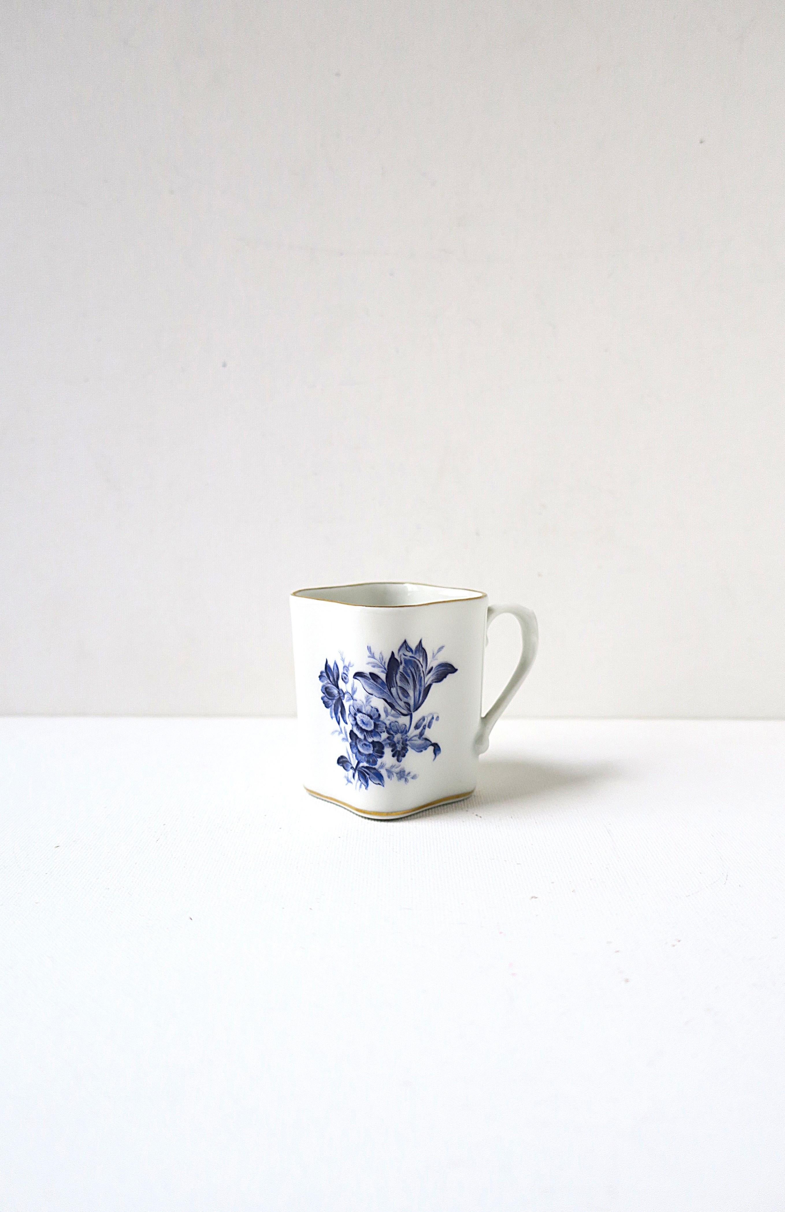 Preciosa taza de café espresso italiana de porcelana azul y blanca, de estilo rococó, obra del diseñador Richard Ginori, de principios a mediados del siglo XX, Italia. Esta taza demitas es de porcelana blanca con flores azules, detalles dorados en