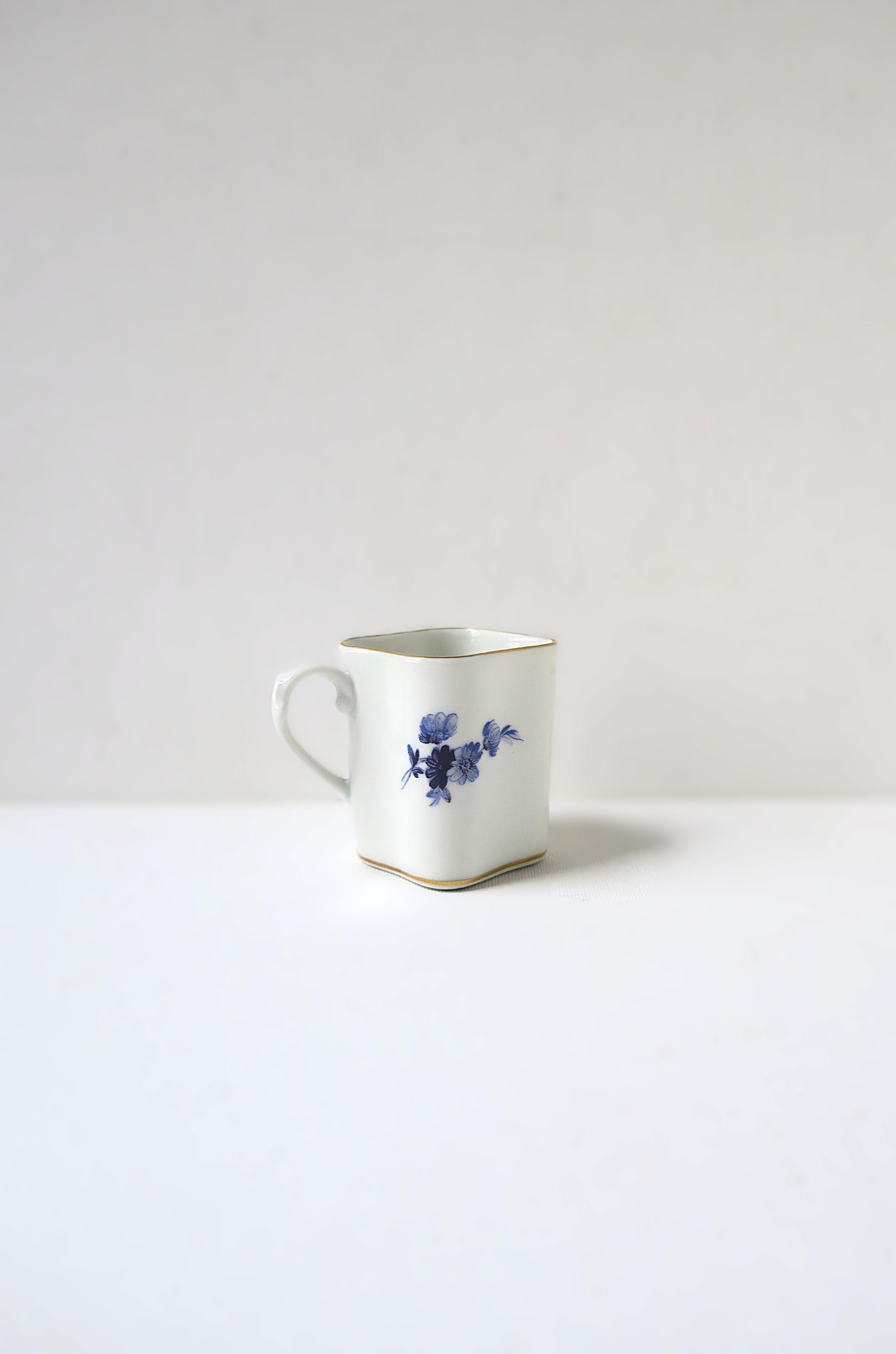 Taza de café espresso de porcelana blanca azul rococó italiana Richard Ginori Pintado a mano en venta