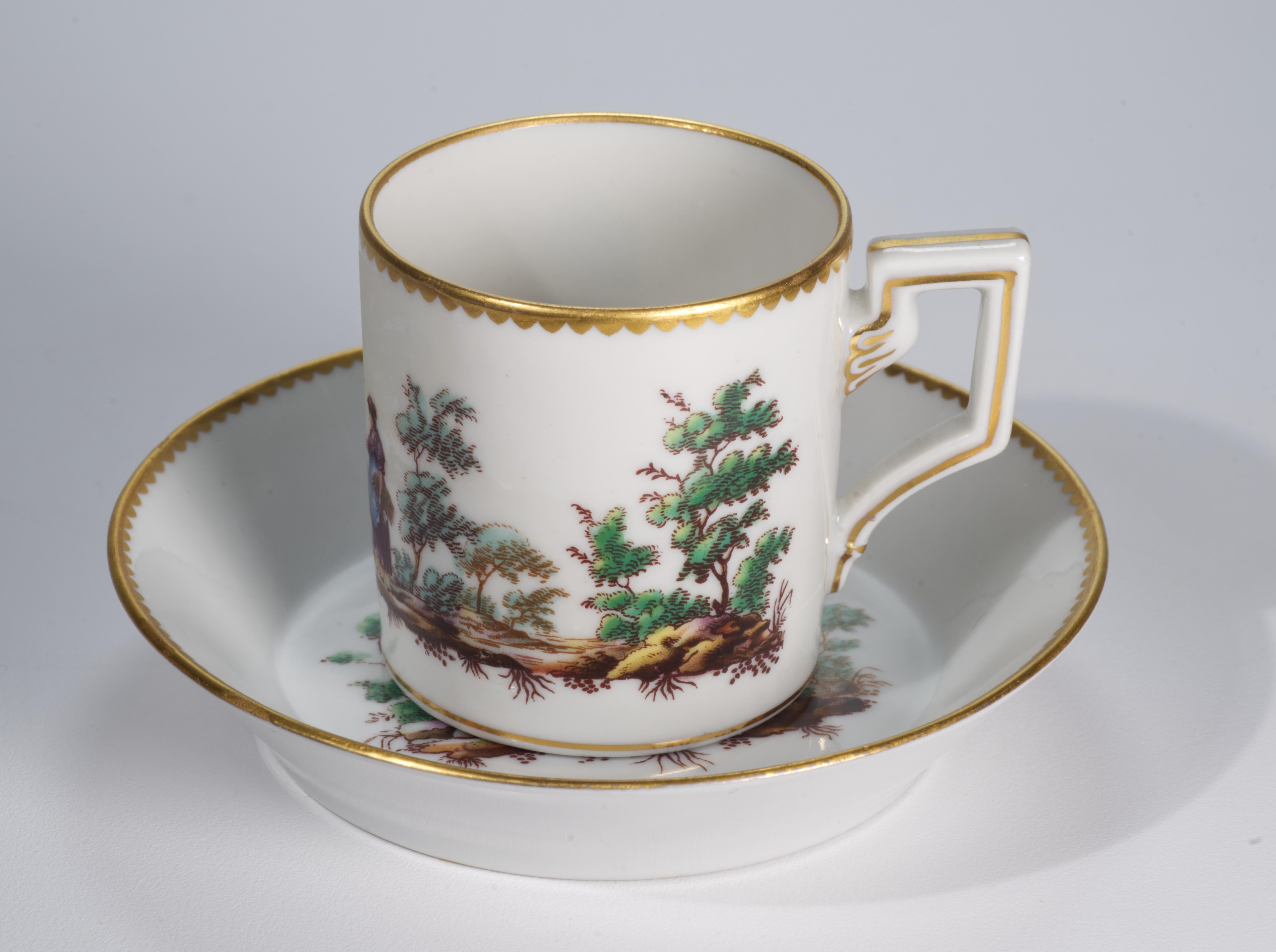  Das seltene Richard Ginori Set aus Espressotasse und Untertasse wurde in Italien aus feinem, halbtransparentem Porzellan hergestellt. Die Untertasse ist mit einer traditionellen Landschaft mit einer stehenden jungen Frau verziert, die Tasse mit