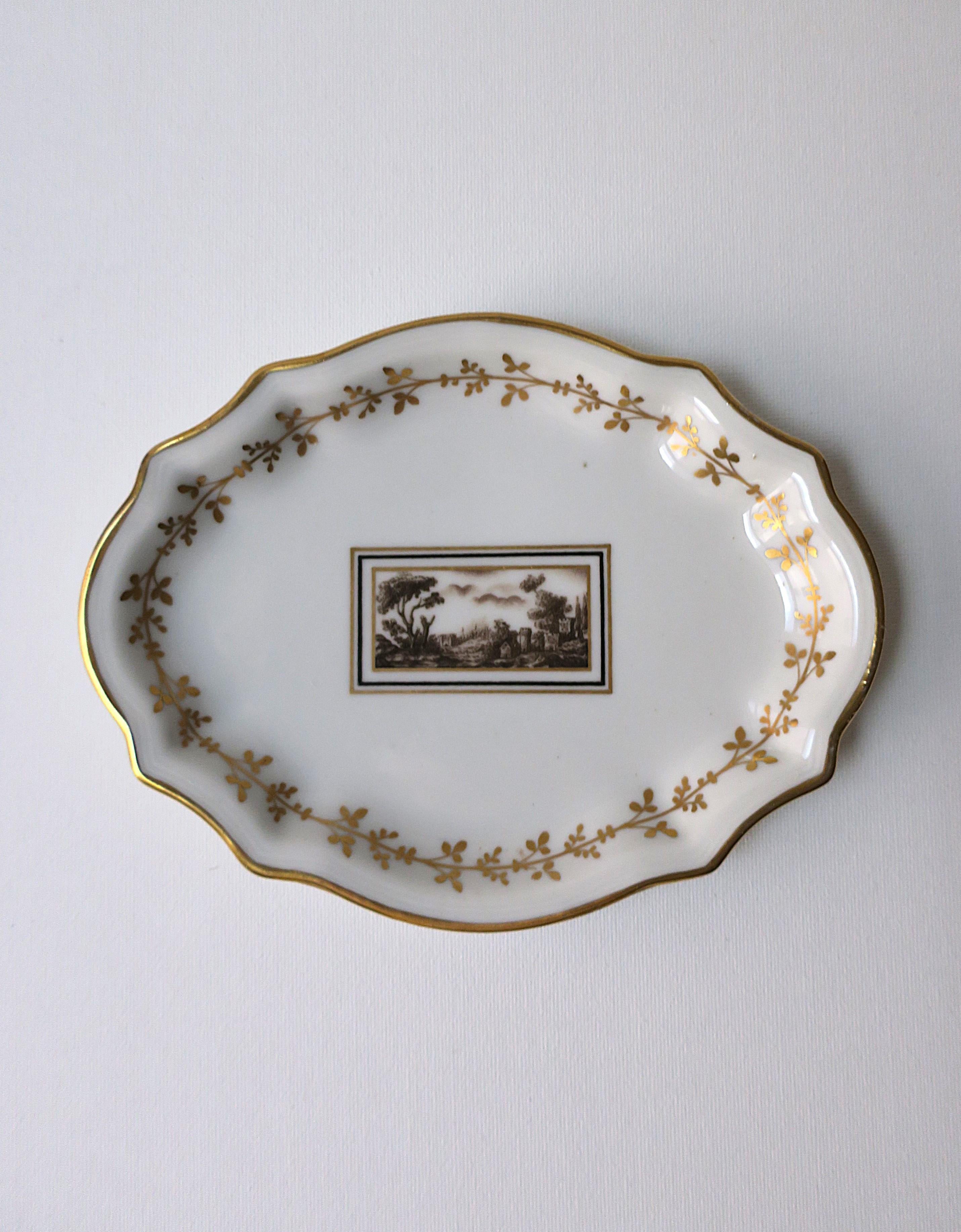 Un bellissimo piatto gioiello vintage in porcellana italiana del designer Richard Ginori della collezione 