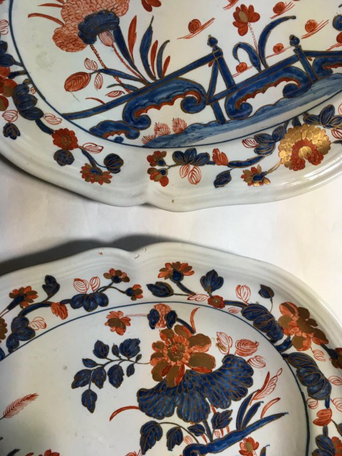 This is a pair of beautiful antique Richard Ginori porcelain dishes with floral decor, in gold, red and blue. It is drawn a bridge, a drawing in the Chinese manner, following the use in the 18th century in Europe.

No losses.
With certificate of