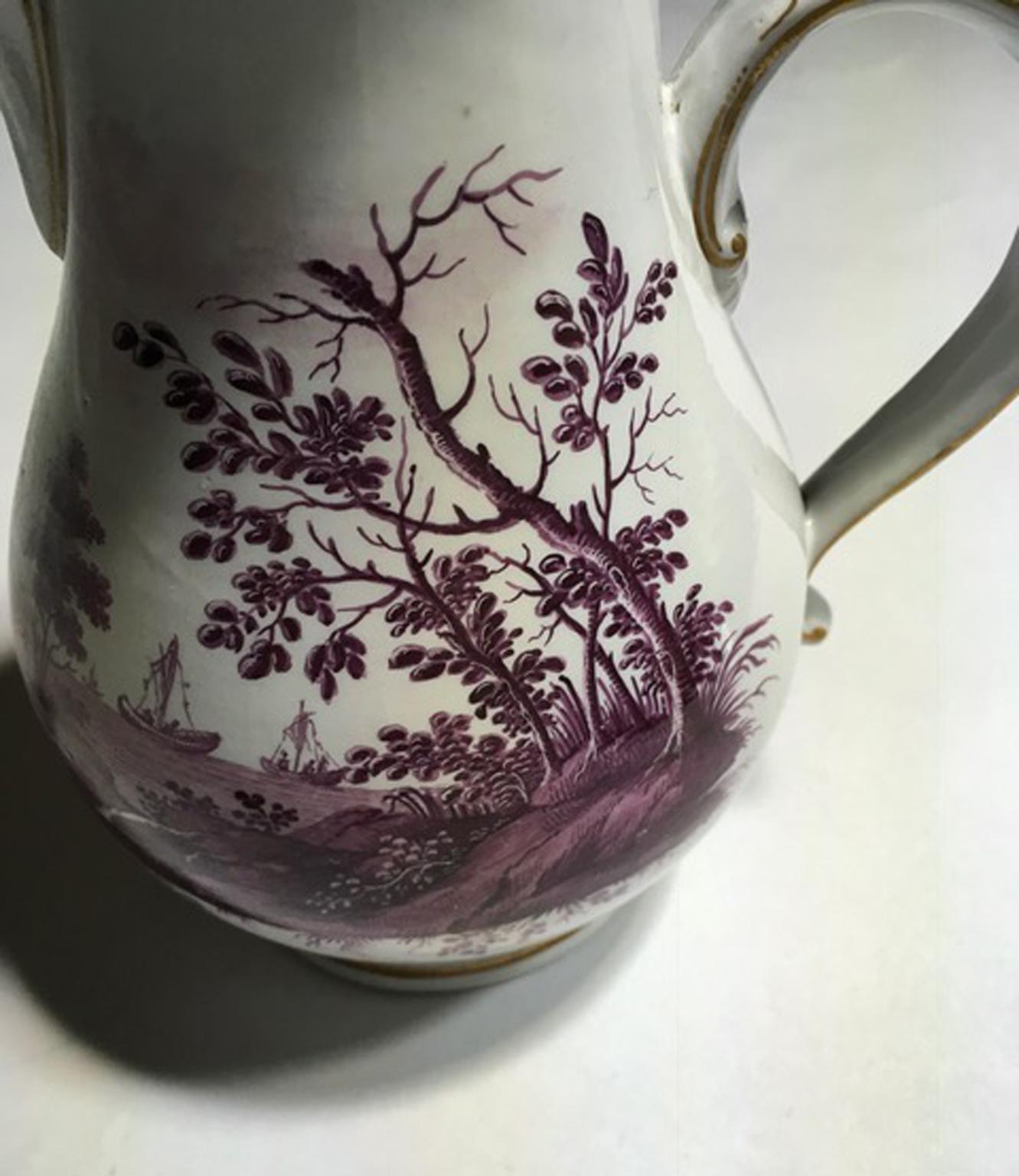 Caffettiera o cioccolatiera in porcellana Richard Ginori della metà del XVIII secolo con paesaggi.

Questa elegante caffettiera o cioccolatiera in porcellana di Richard Ginori è stata dipinta a mano con paesaggi di campagna in viola.

I disegni