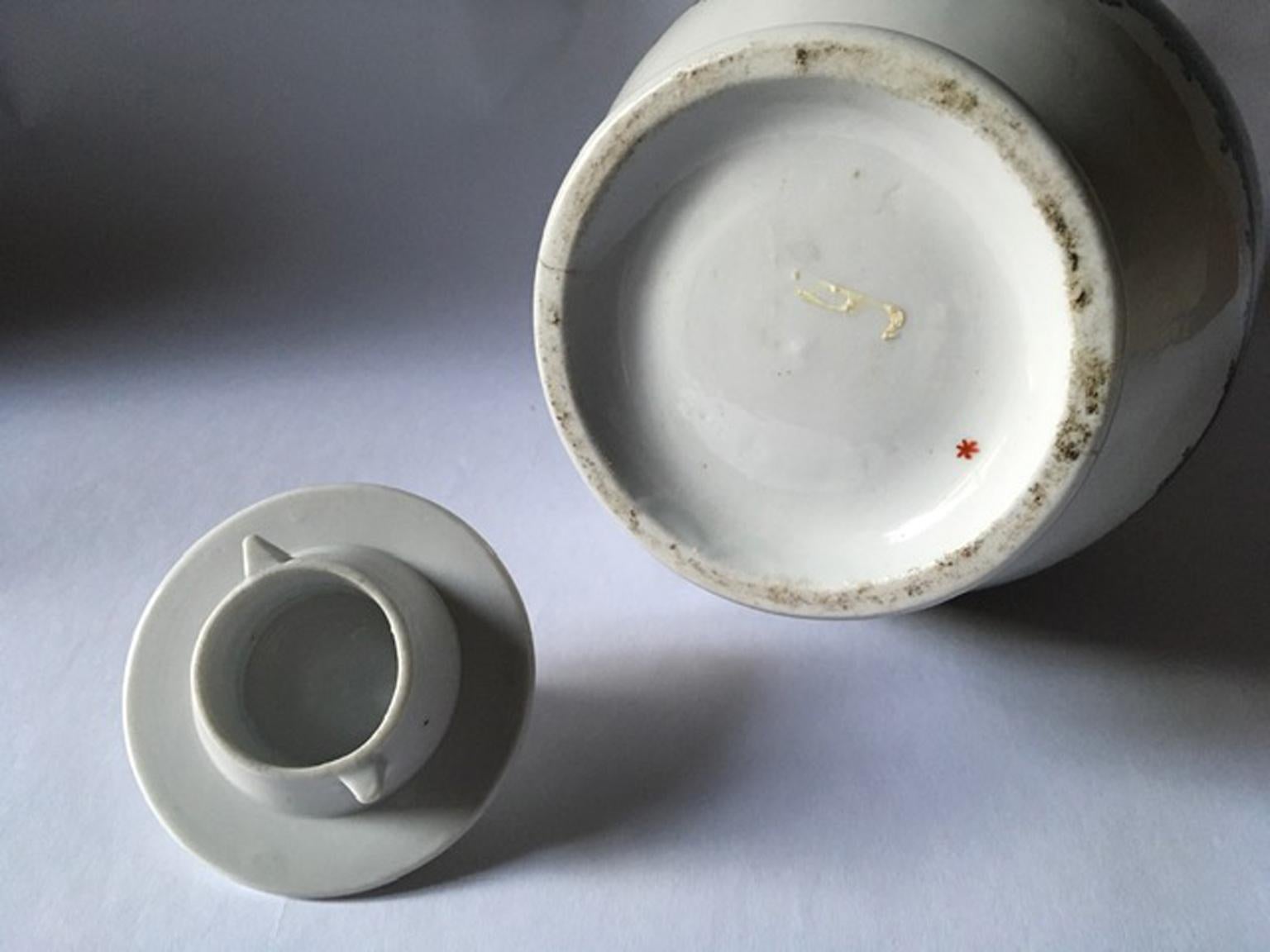 Italy Richard Ginori Mid-18th Century Porcelain Coffee Pot For Sale 3