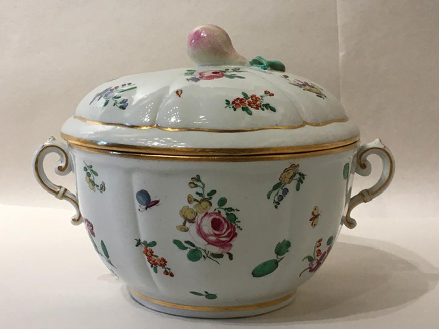 This beautiful covered cup was painted with grace and reproducing a variety of flowers, butterflies and natural elements very detailed. Golden profiles.
A joyful to look at it, a piece to collect
Two handles an the side. In very good conditions. 
No