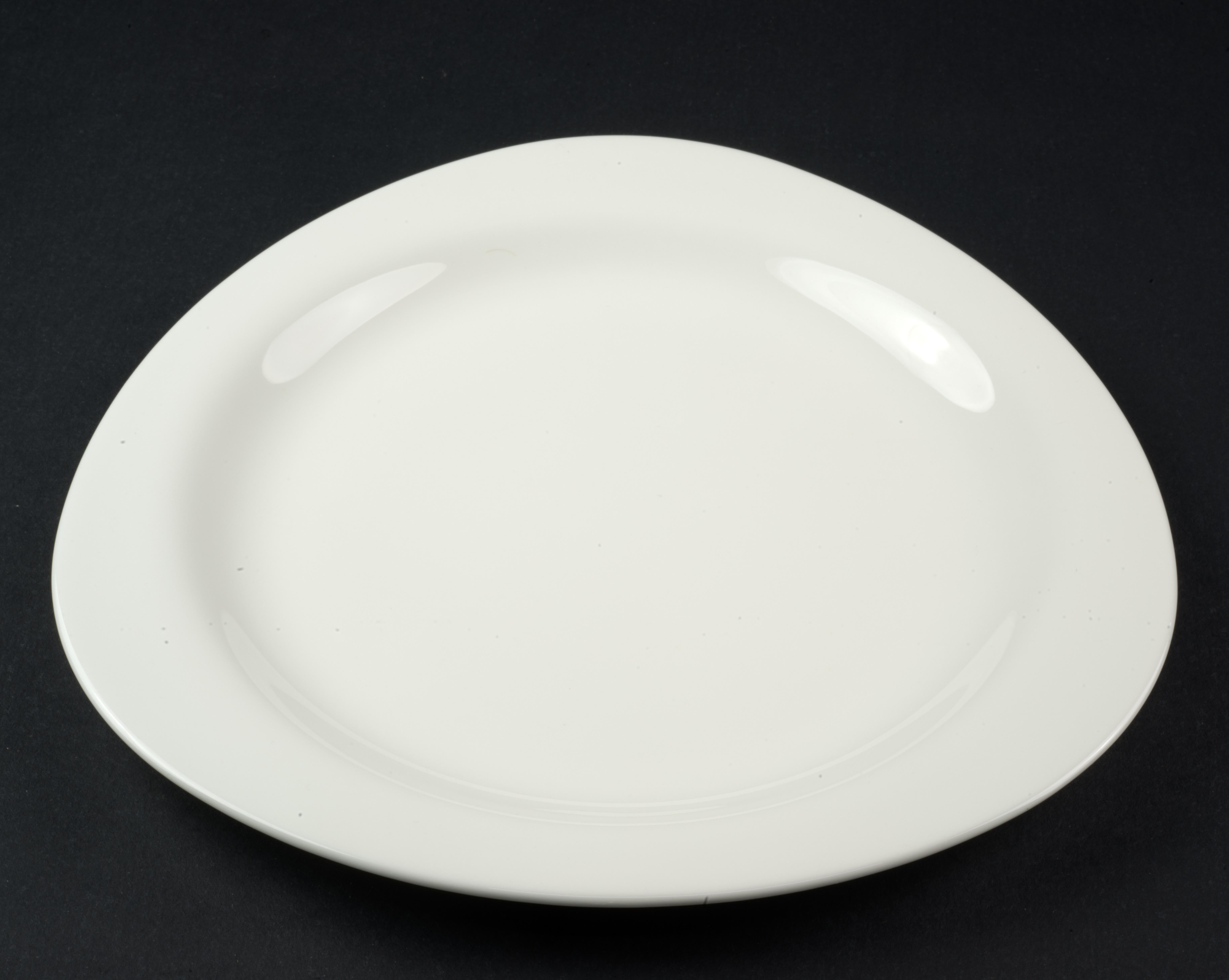
El juego de 6 platos hondos fue fabricado en porcelana de hueso por Richard Ginori, Italia. 

Los platos totalmente blancos están hechos en estilo moderno, minimalista y orgánico, con el borde exterior en forma de triángulo y esquinas suavizadas;
