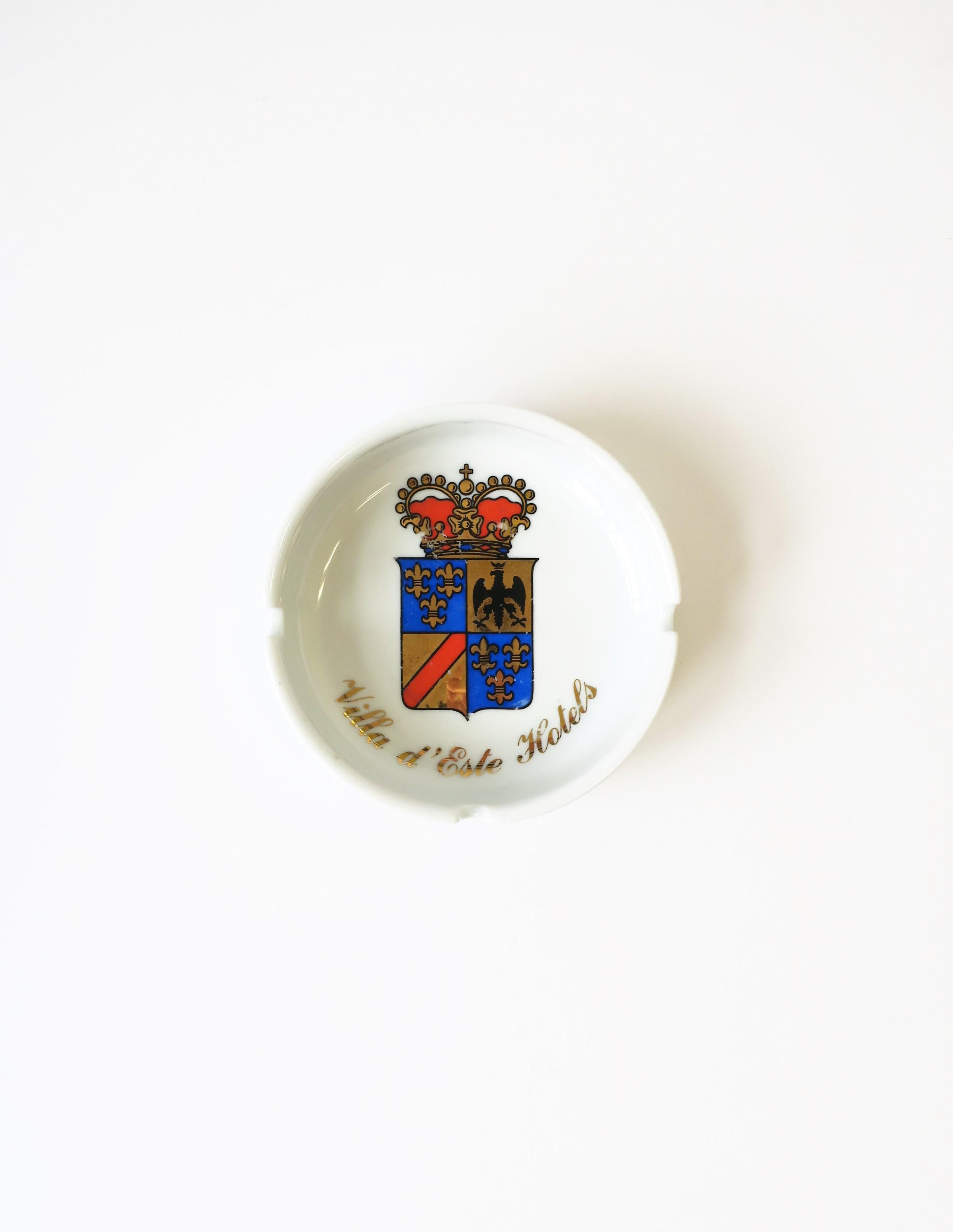 A Richard Ginori white porcelain ashtray or catchall for the iconic Villa d'Este Hotel Italy, circa early mid-20th century, Italy. Hotels' crest at center in black, gold, royal blue and red/orange. A great catchall for small jewelry or other small