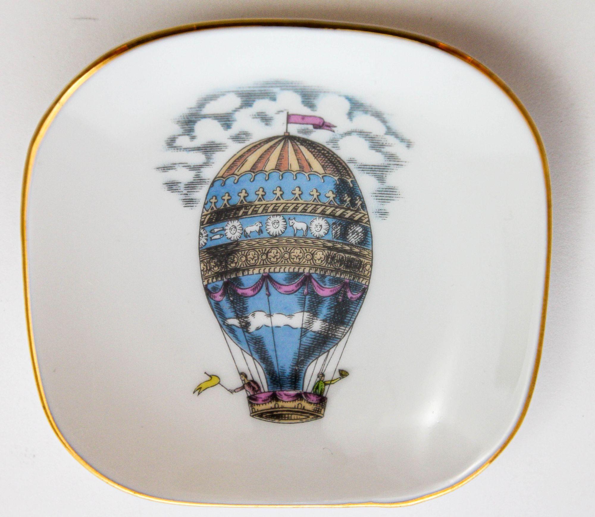 Vajilla de porcelana Richard Ginori Italia para Alitalia.
Lote de 2 Platos de porcelana con baratijas Globo aerostático ALITALIA Richard Ginori.
Vajilla de porcelana italiana de colección.
Precioso cubilete de porcelana decorativa italiana de