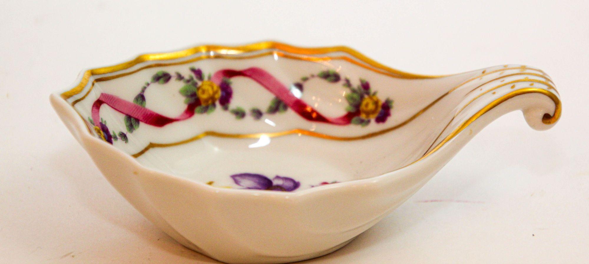 Handcrafted Richard Ginori Italy Porcelain Italian Nut Dish, circa 1970s.
Beautiful Richard Ginori Italian Collectible Vintage Porcelain hand painted dish.
Vintage Richard Ginori Italian hand made with very delicate porcelain, leaf-shaped bowl with