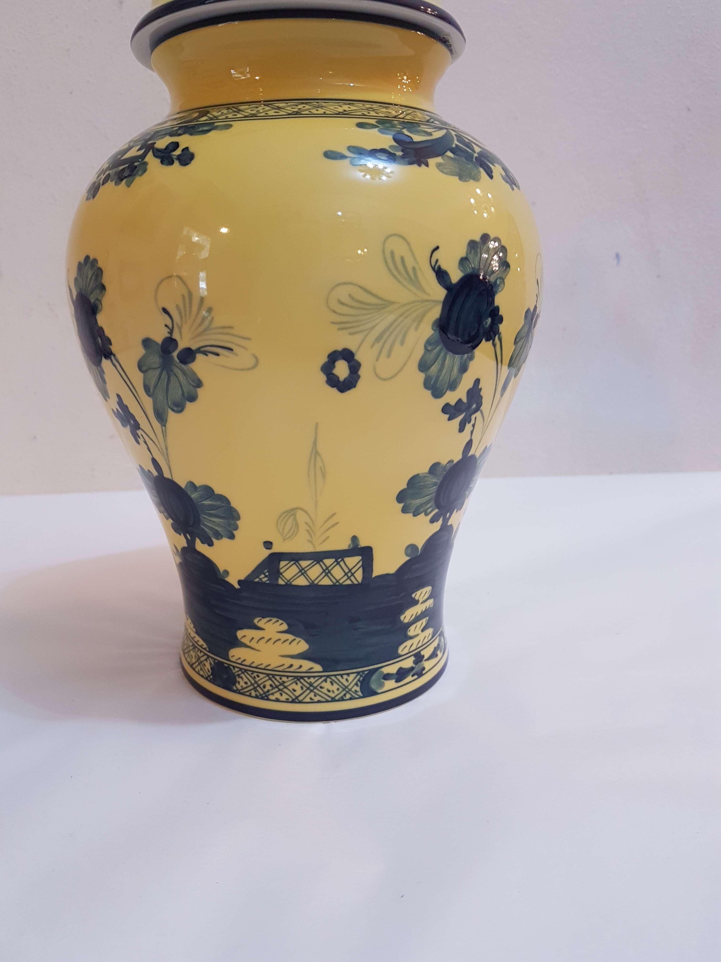 There is only one style able to merge exotic beauty with Italian elegance: Richard Ginori. Evocative floral decorations reinterpreted by Gio Ponti infuse the collection with Far Eastern charm.
In yellow and blue colors.
With his original Richard