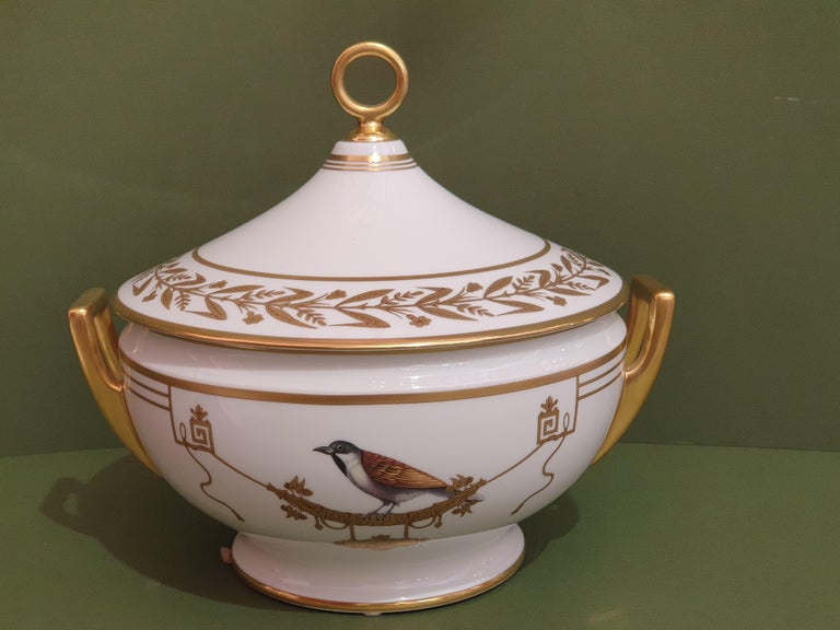 Empire style round tureen with cover, capacity lt 4.
Even at table, the perfect melody is a question of chords. Compose yours.
Twelve objects of extraordinary beauty, like musical notes. Each piece has been broken down into its features, to create