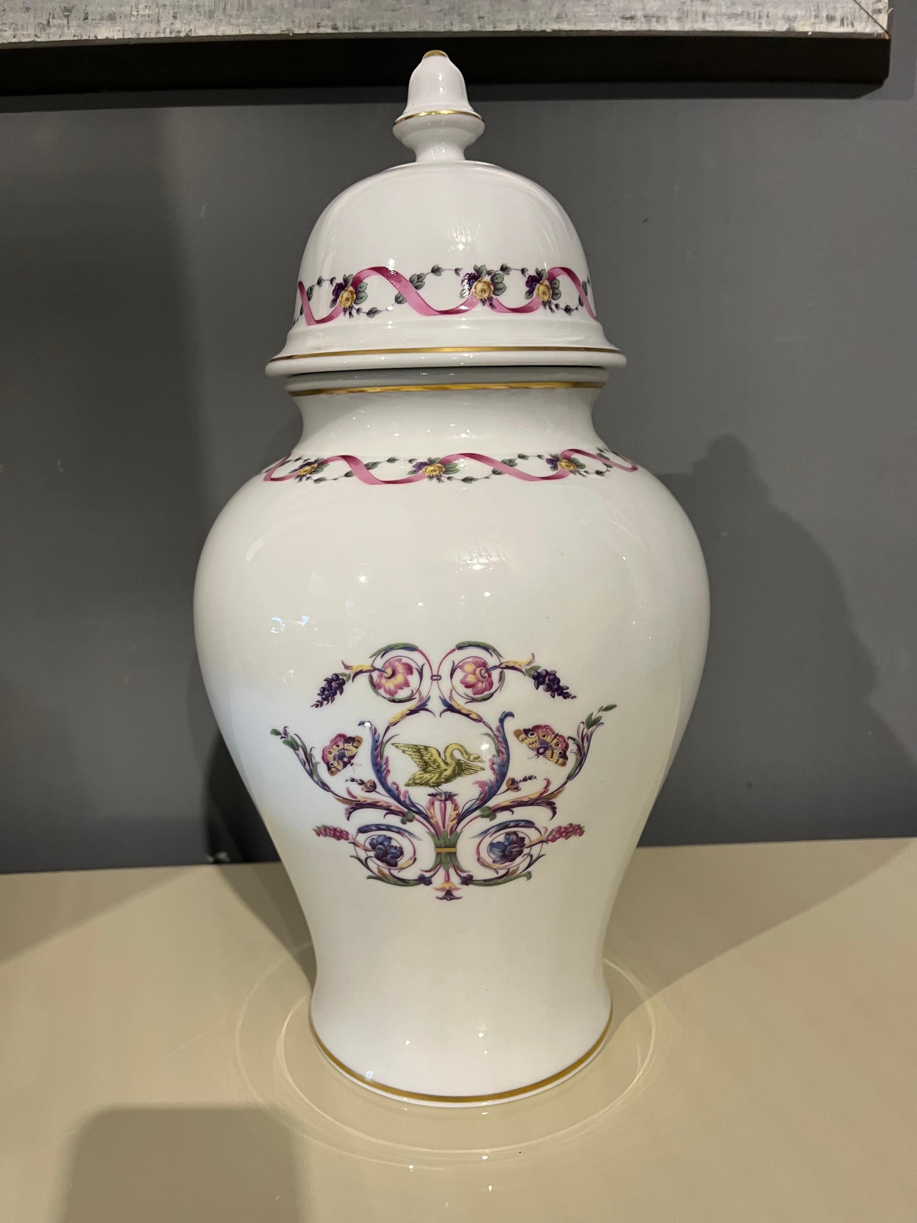 Richard Ginori Potiche from the 70s. This Richard Ginori vase with lid is much more than a simple furnishing accessory: it is a fragment of Italian history enclosed in the finest porcelain. The delicacy of the floral decorations, the balance of the