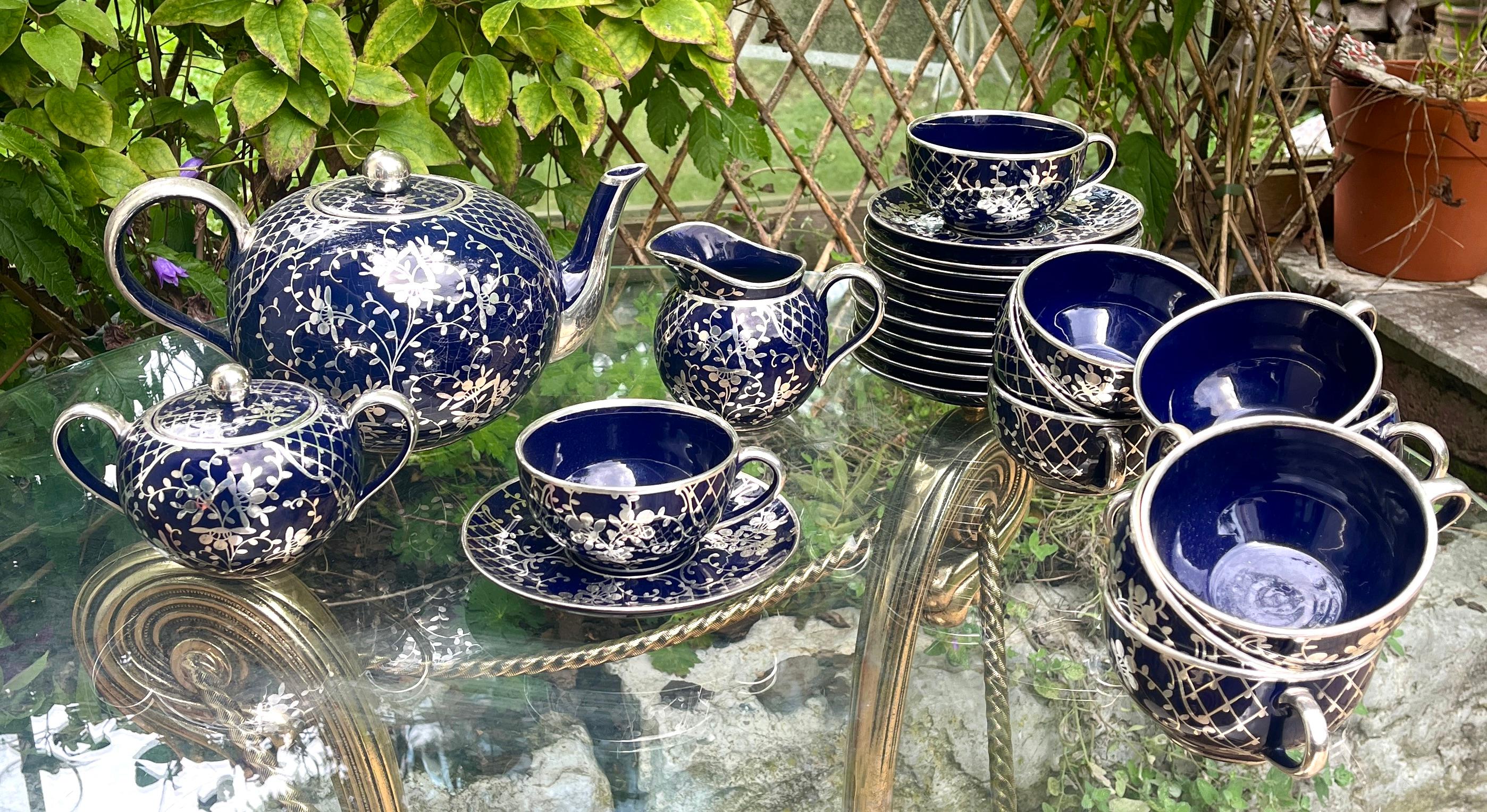 Dies ist eine atemberaubende Vintage Richard Ginori Signed Teetasse und Untertasse Set mit einer tiefen kobaltblauen Glasur mit komplizierten Silber-Overlay Dekoration. Das Set ist ein echtes Sammlerstück und zeigt die für die Handwerkskunst von