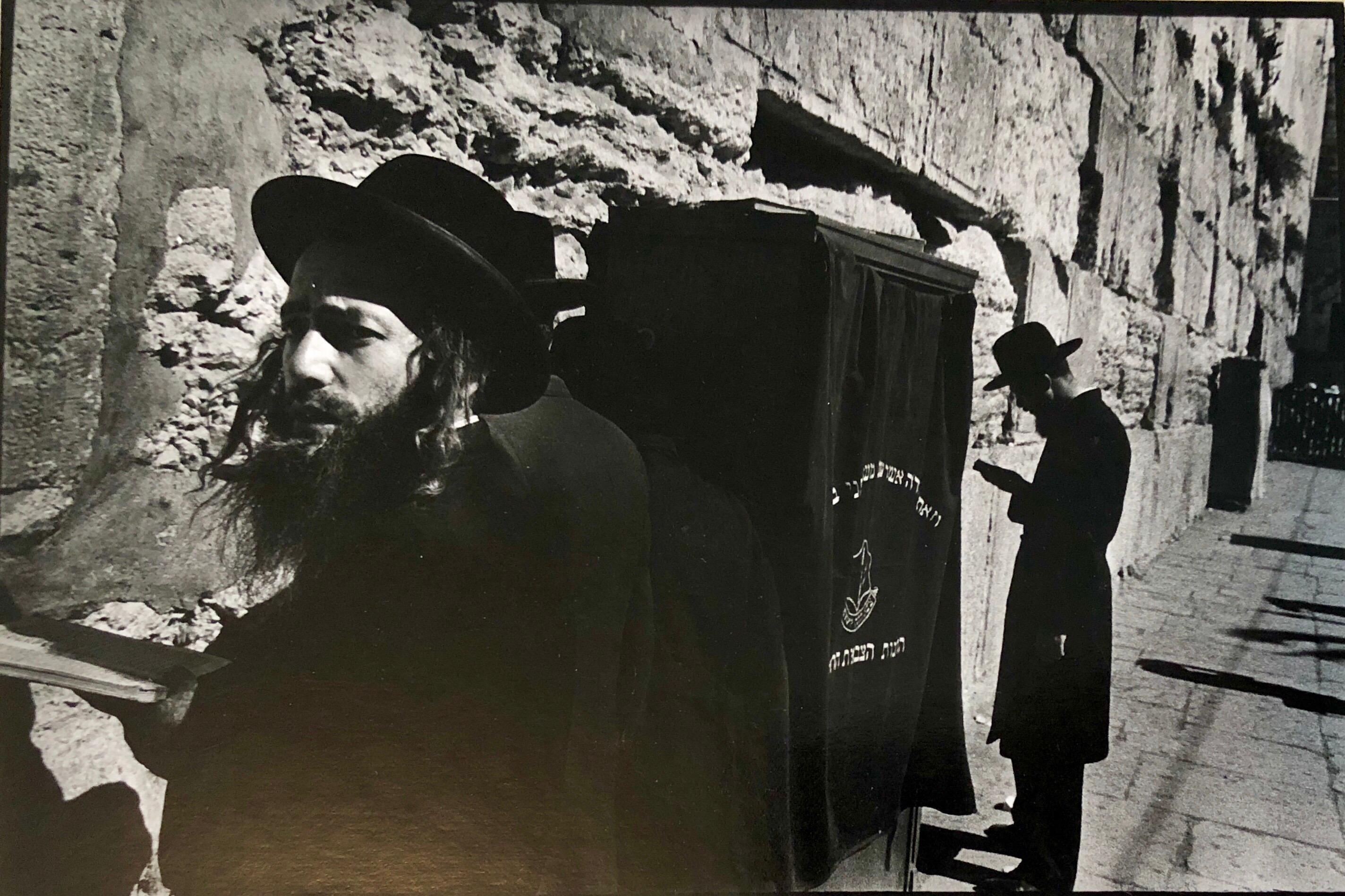 Richard Gordon Figurative Photograph – Jerusalem 1967 Vintage-Silber-Gelatine-Fotografie Western Wall Kotel Hamaaravi