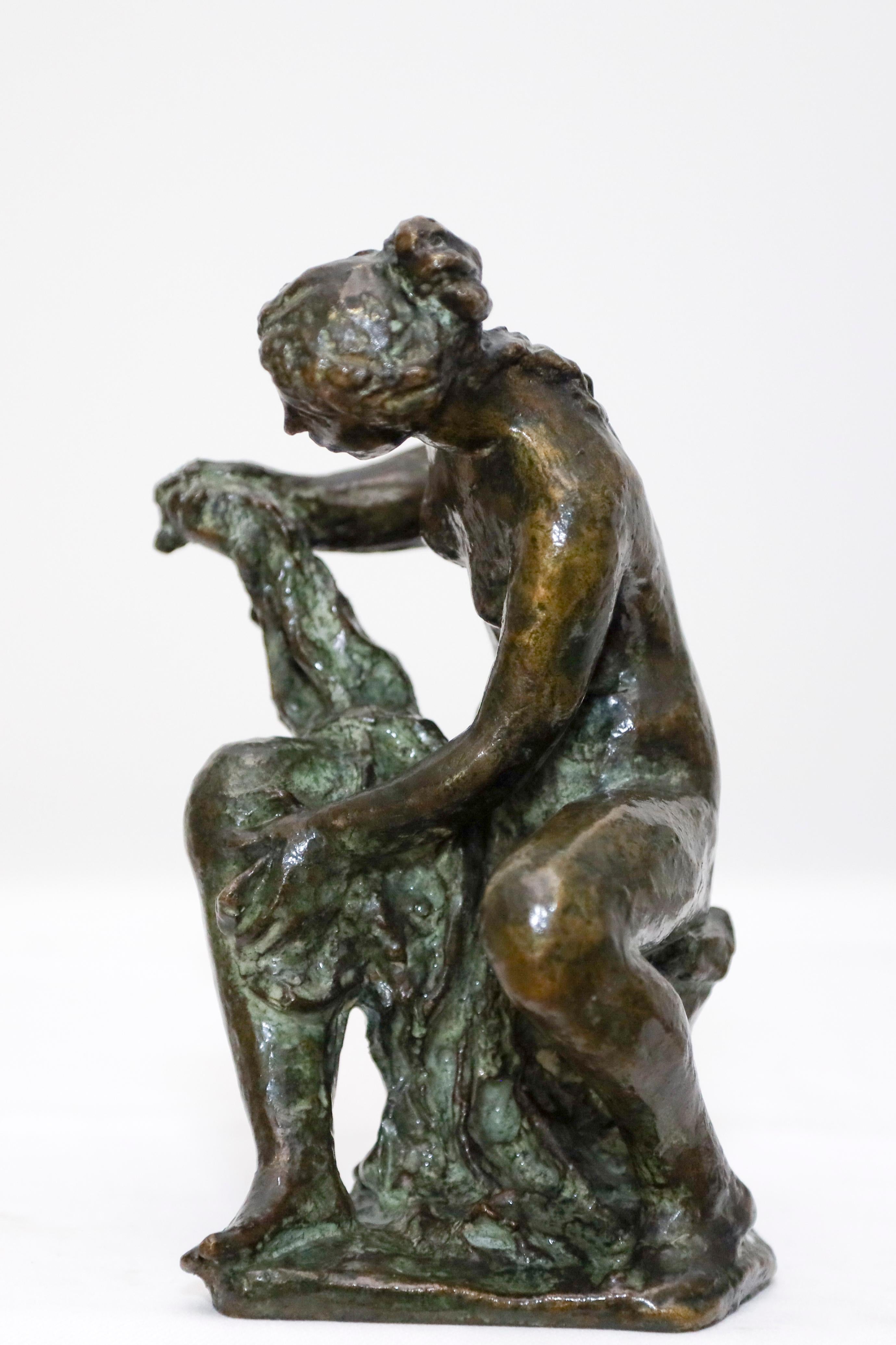 Bronze, Femme assise à la toilette ou Petite baigneuse assise - Sculpture de Richard Guino