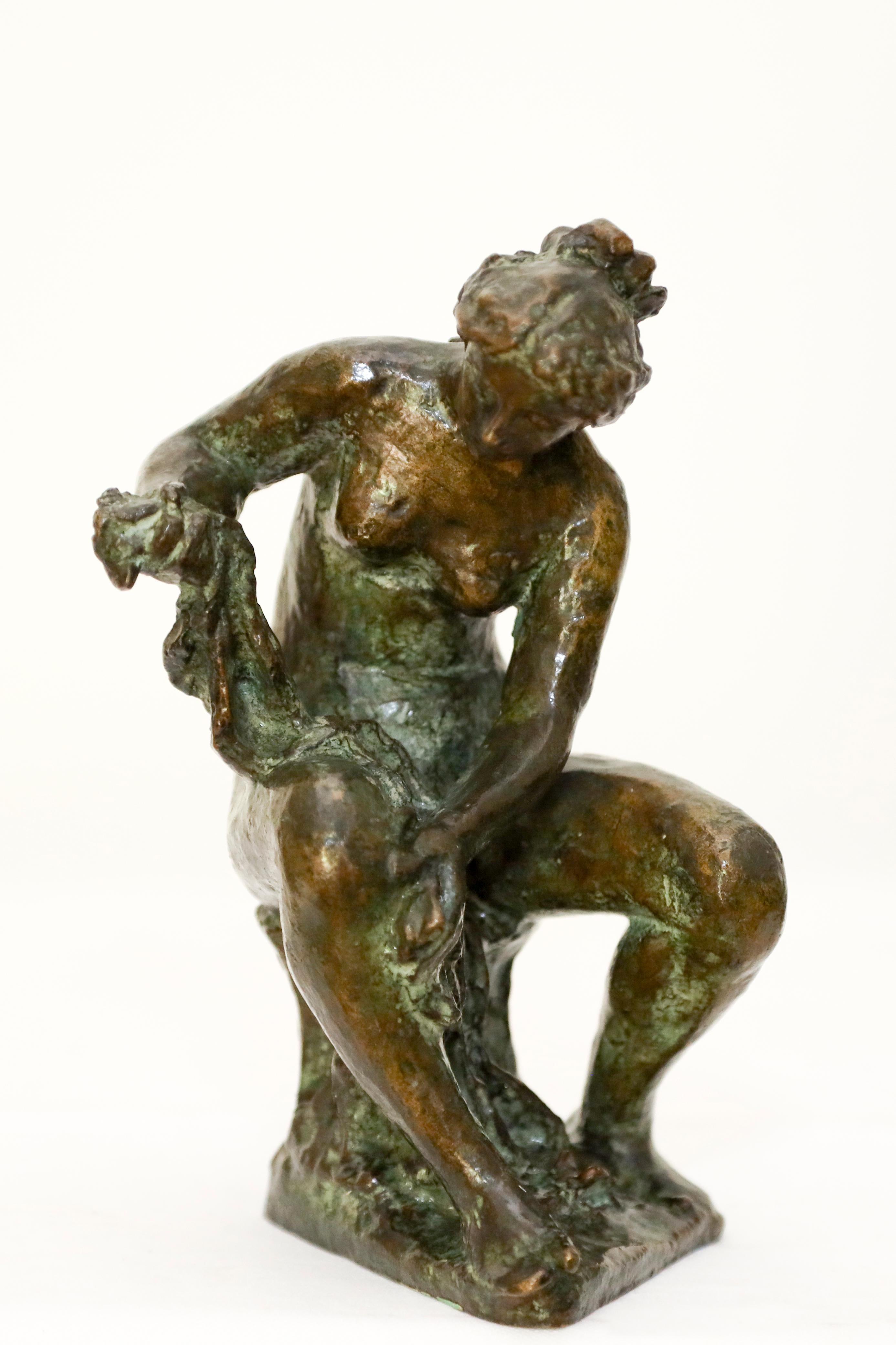 Bronze, Femme assise à la toilette ou Petite baigneuse assise - École française Sculpture par Richard Guino