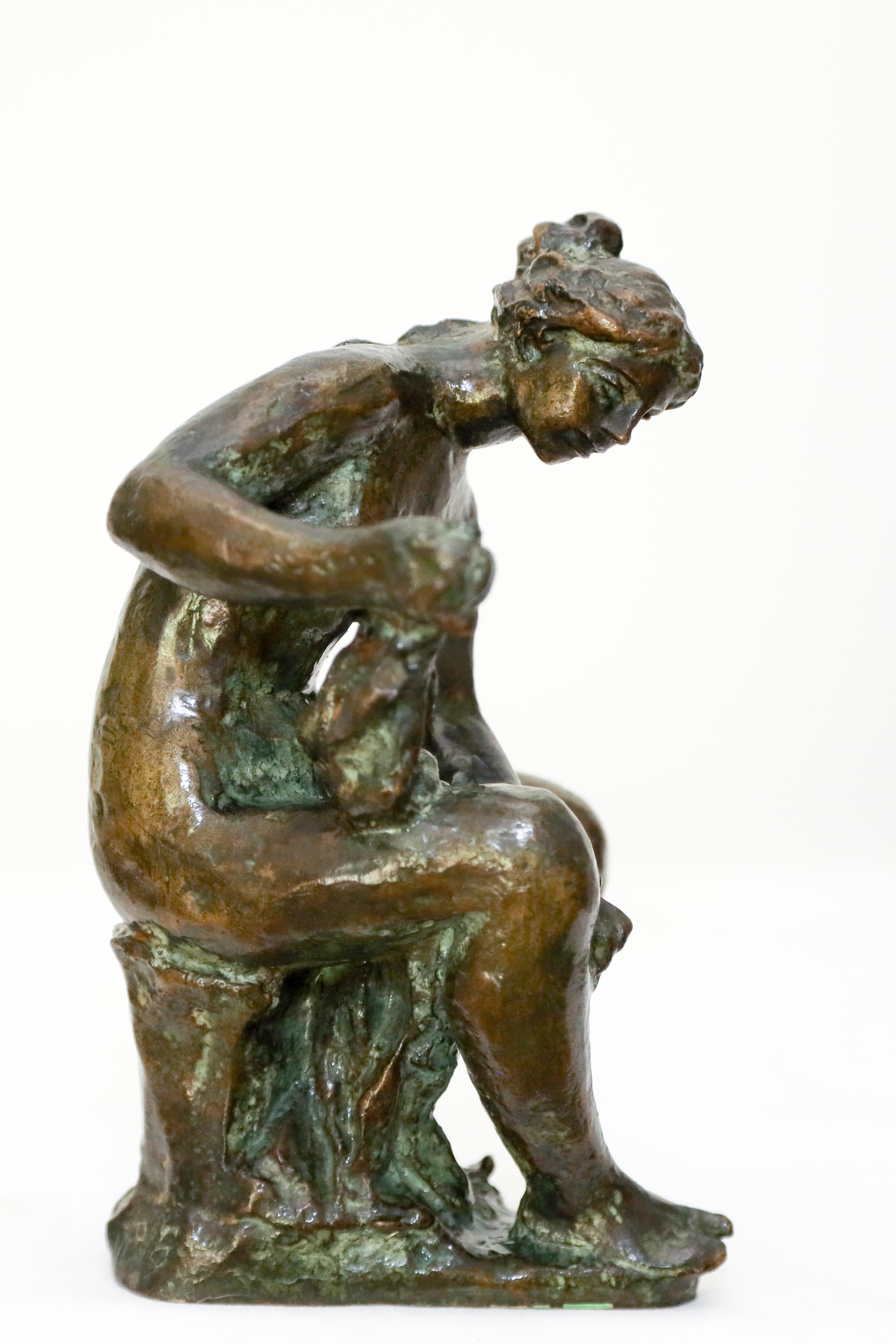 Richard Guino Figurative Sculpture – Sitzende Frau Bronze, Femme Assise a la Toiletter oder Petite Baigneuse Assise