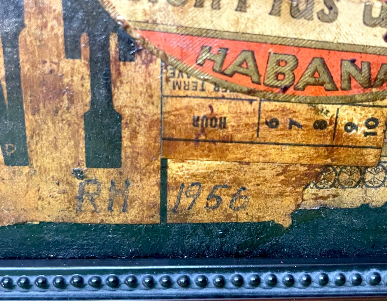 Los cálidos tonos ámbar de esta pieza sugieren décadas colgada en medio del ambiente ahumado de un legendario cabaret del siglo XIX. Casi oculta entre los trozos desgarrados de titulares de periódicos y anuncios antiguos franceses e ingleses está la