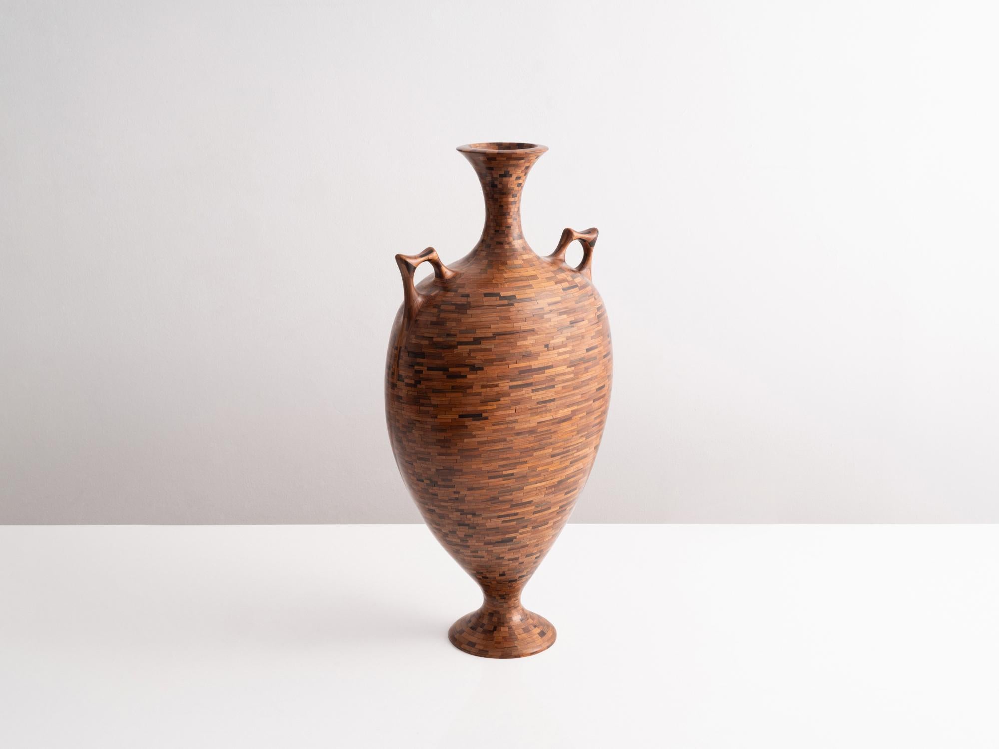 Richard Haining, Vasija contemporánea de madera apilada, secoya de California Ennegrecido