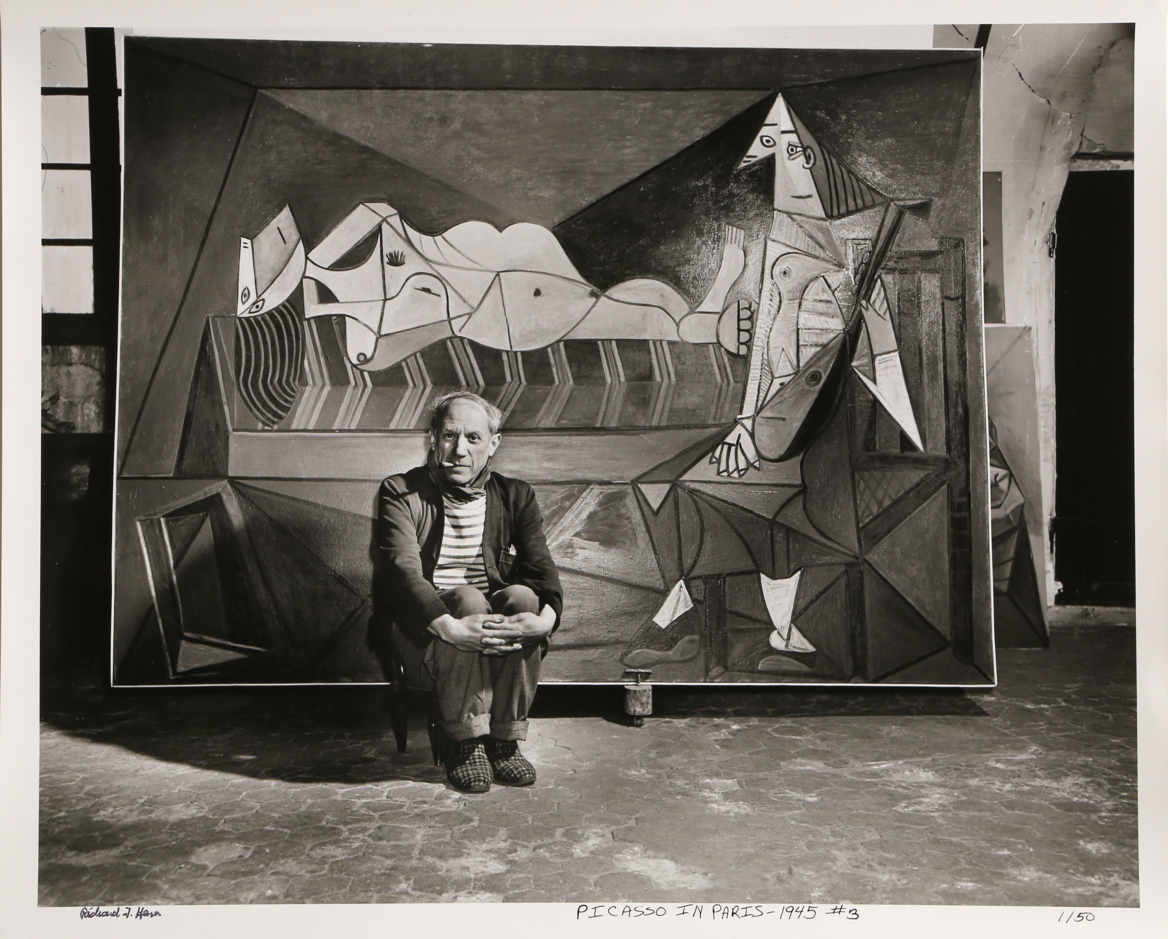 Artista: Richard Ham, estadounidense (1920 - )
Título: Picasso en Paris Studio - Picasso sentado 
Año: 1945, Impreso en 2009
Soporte: Gelatina de plata, firmada y numerada a tinta
Edición: 50
Tamaño: 40,64 cm x 50,8 cm (16 pulg. x 20