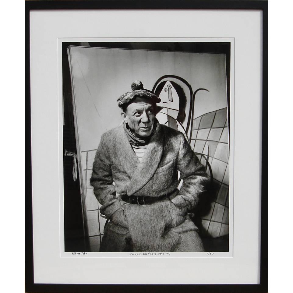 Künstler: Richard Ham, Amerikaner (1920 - )
Titel: Picasso im Pariser Studio - Picasso mit Tam (7. Februar 1945)
Jahr: 1945, Gedruckt in 2009
Medium:Gelatinesilberdruck auf Faserpapier, signiert und nummeriert in Tinte 
Auflage: 50
Größe: 20 Zoll x