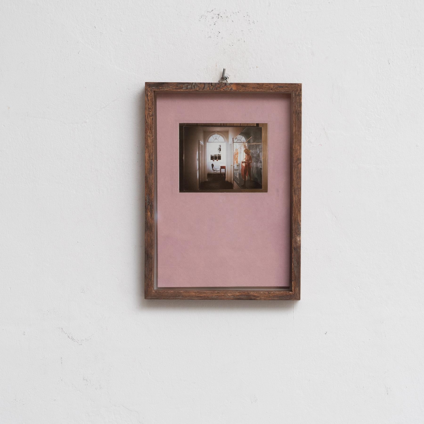 Questa cartolina unica incorniciata (artcard) di Richard Hamilton presenta un messaggio scritto a mano e firmato dedicato a Marcel Duchamp. Rinomato per il suo ruolo nello sviluppo della Pop Art e per il suo profondo impegno nei confronti dei