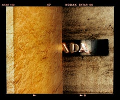_ ADA, Milan, typographie italienne, photographie urbaine en couleur architecturale