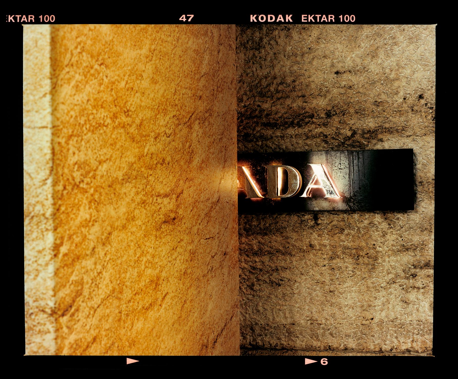 Color Photograph Richard Heeps - _ ADA, Milan - Photographie italienne de typographie architecturale en couleur urbaine