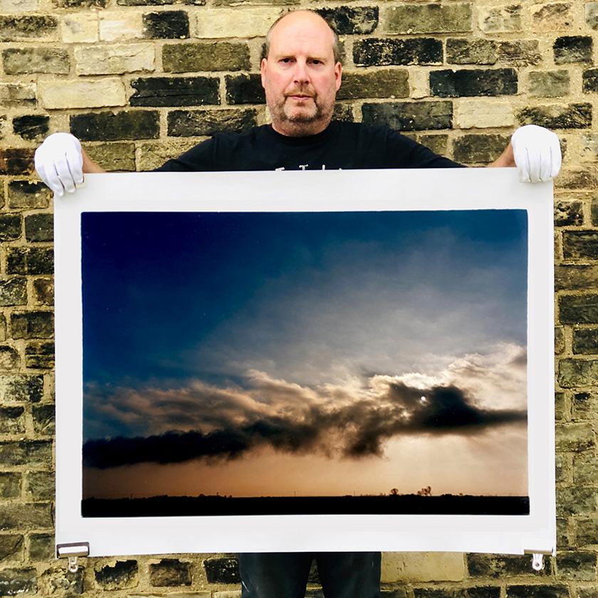Hake's Drove, photographie de paysage britannique tirée de la série de Richard Heeps, 36 Minutes in Cambridgeshire. 
Richard Heeps a reçu une bourse du Conseil des arts pour le millénaire (Millennium Year of the Artist) pour réaliser cette œuvre. Ce