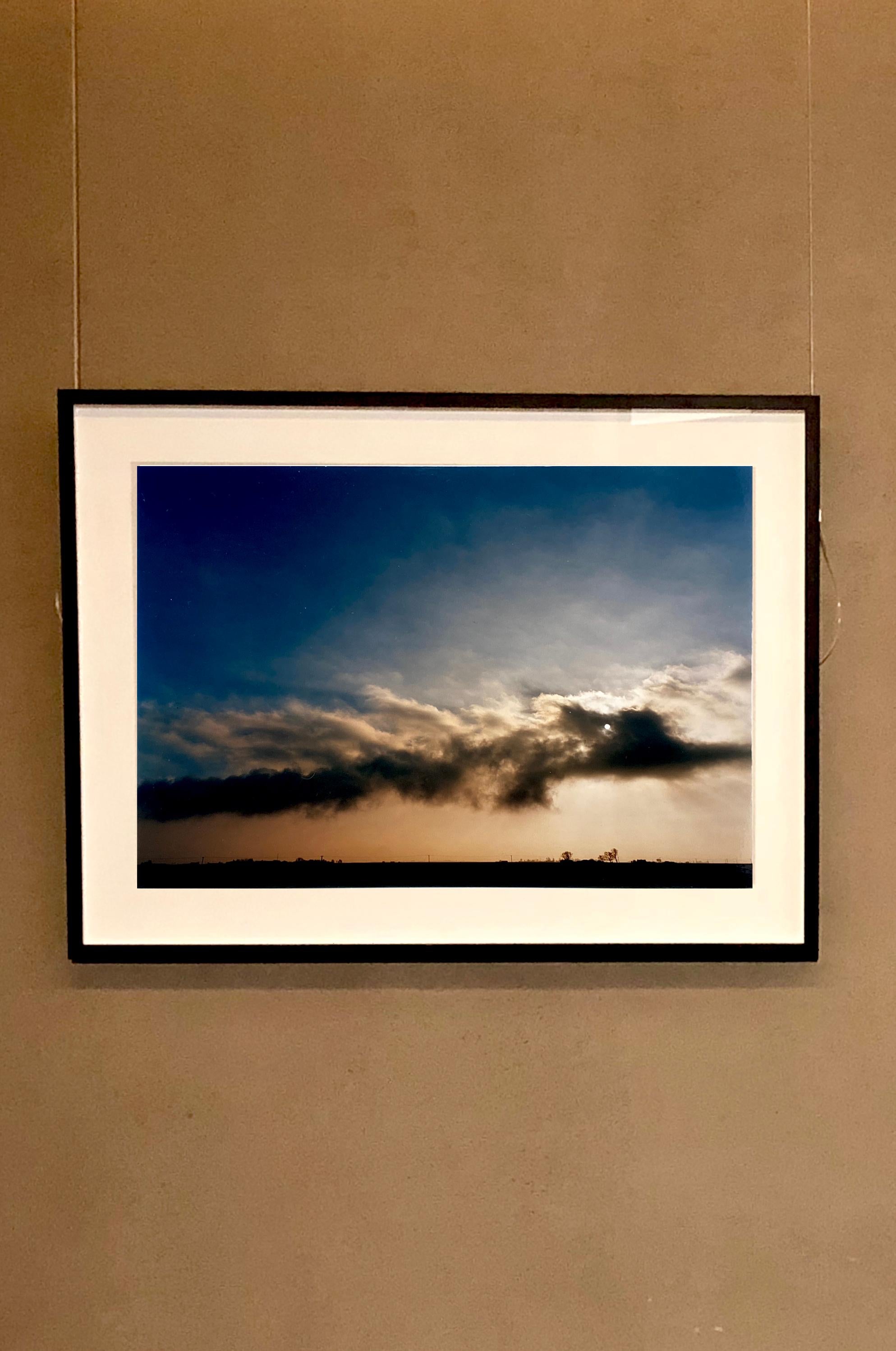0°00 Längengrad, 52°32N' Breitengrad, Hake's Drove - Landschaftsfotografie in Farbe – Photograph von Richard Heeps