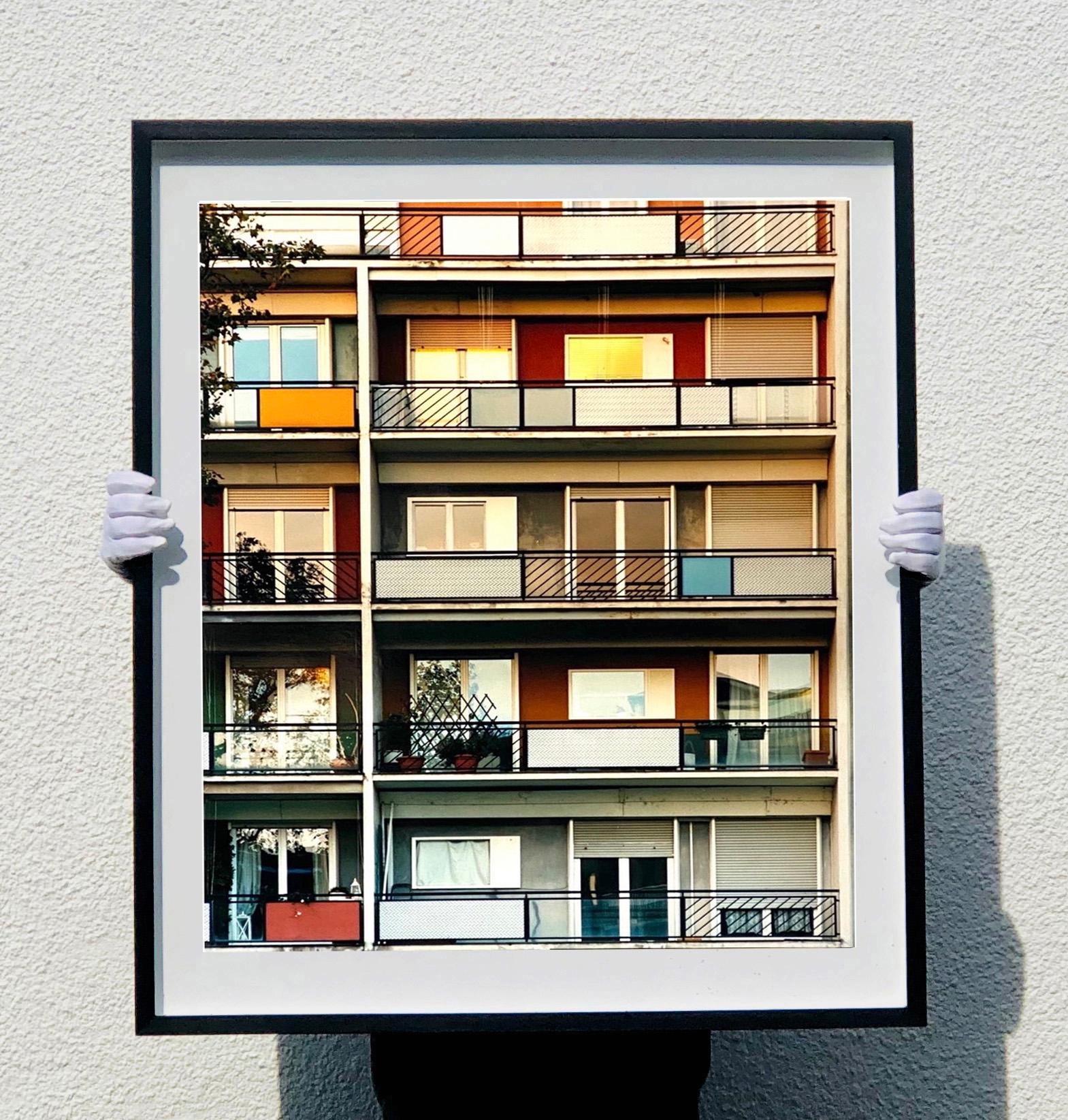 49 Via Dezza au coucher du soleil, Milan - Photographie architecturale conceptuelle en couleur - Contemporain Print par Richard Heeps