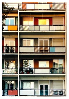 49 Via Dezza bei Sonnenuntergang, Mailand – Konzeptionelle architektonische Farbfotografie