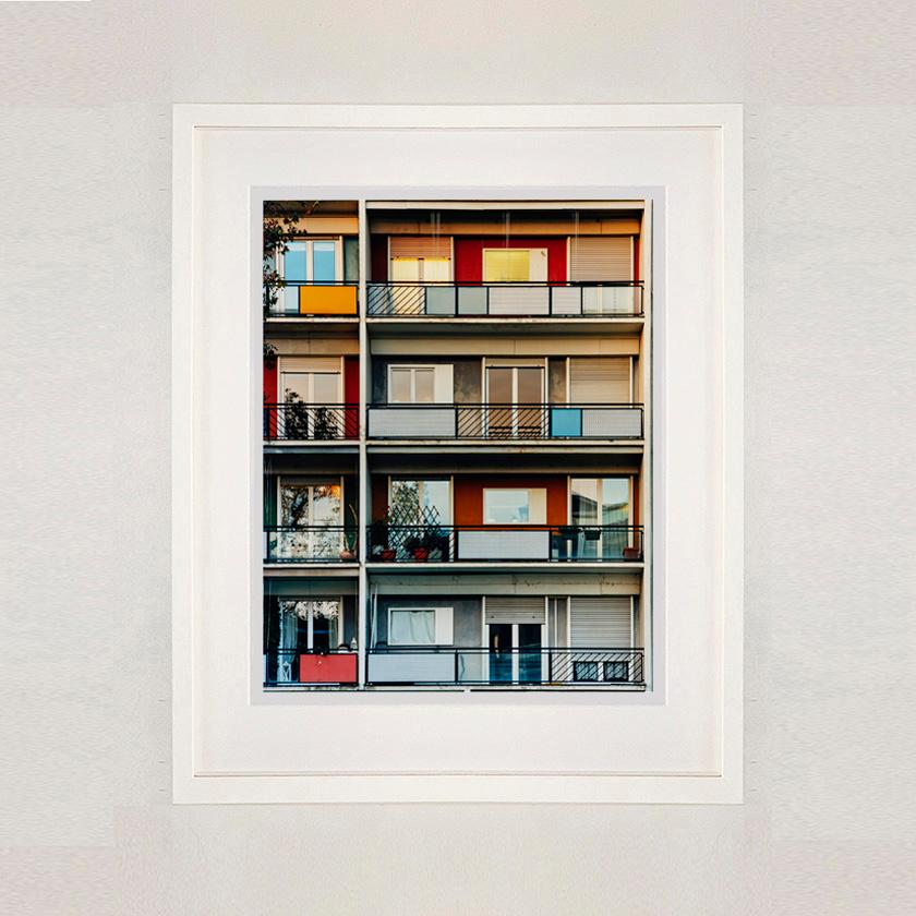 49 Via Dezza al atardecer, Milán - Fotografía de Arquitectura Italiana - Photograph Contemporáneo de Richard Heeps