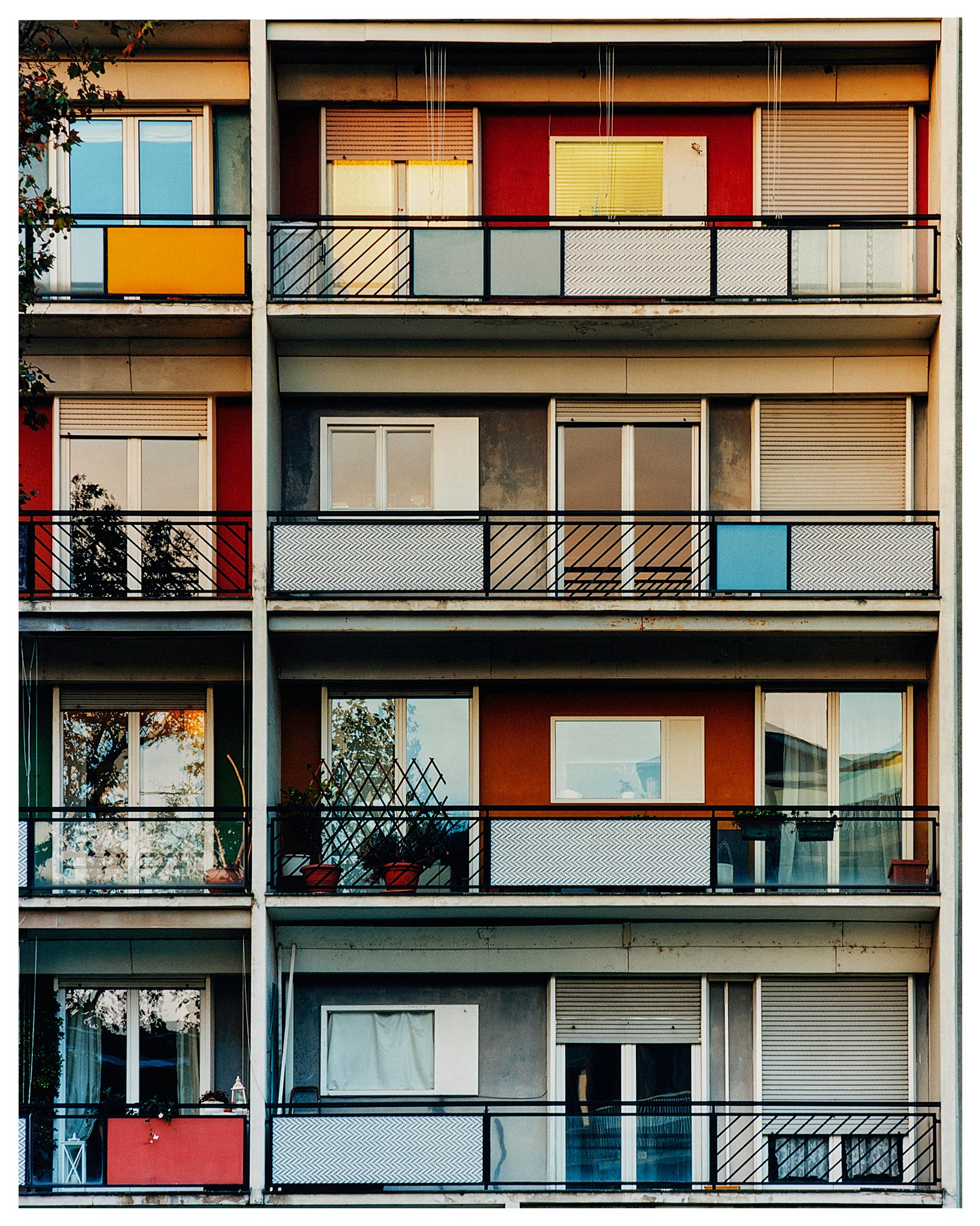 Richard Heeps Color Photograph – 49 Via Dezza bei Sonnenuntergang, Mailand – Italienische Architekturfotografie 