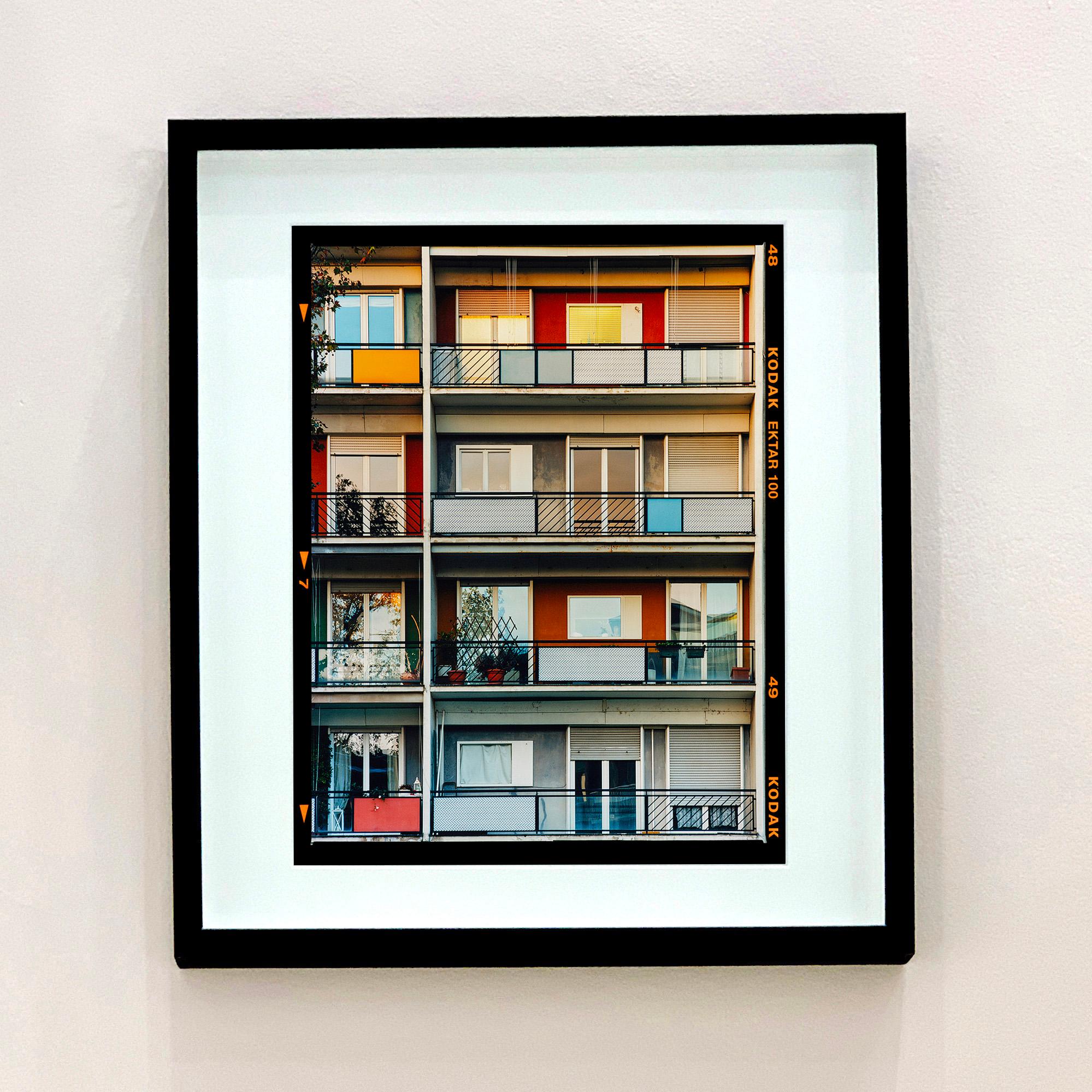 49 Via Dezza bei Sonnenuntergang, Mailand – Italienische Architekturstraßenfotografie – Photograph von Richard Heeps