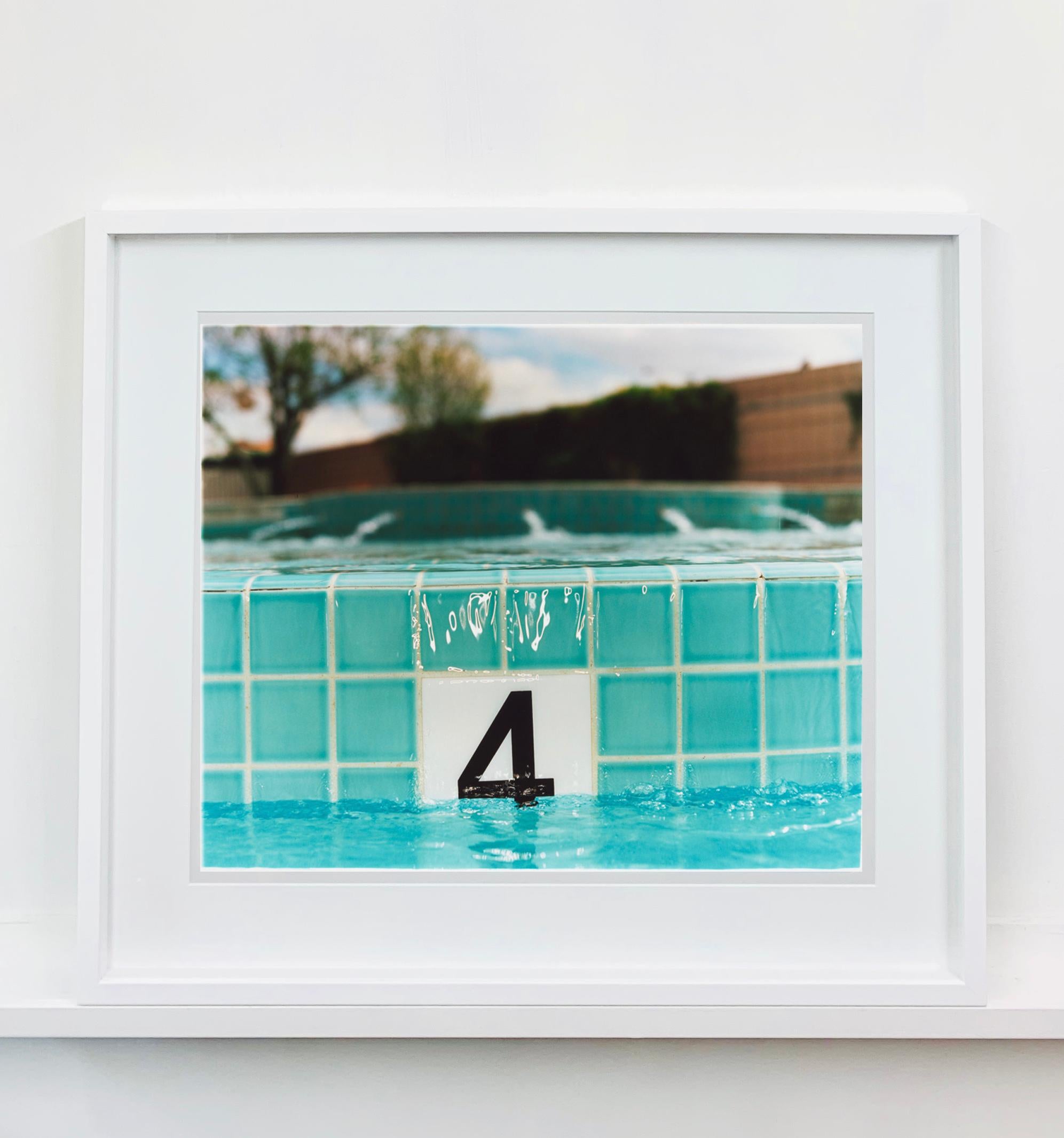 Quatre pieds, piscine du Maroc, Las Vegas, Nevada - Photographie couleur américaine - Pop Art Print par Richard Heeps