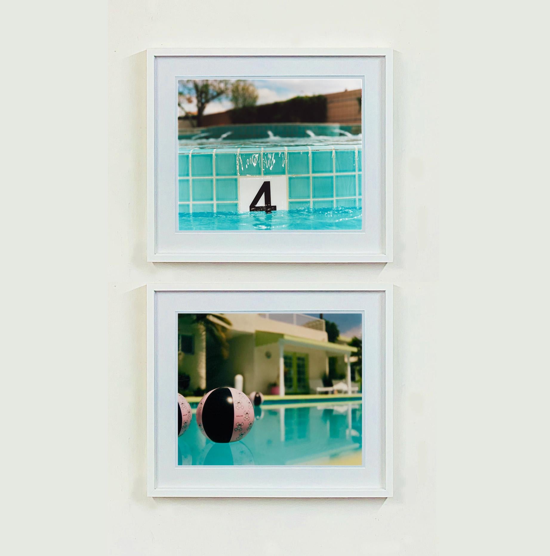 Quatre pieds, piscine du Maroc, Las Vegas, Nevada - Photographie couleur américaine - Bleu Print par Richard Heeps