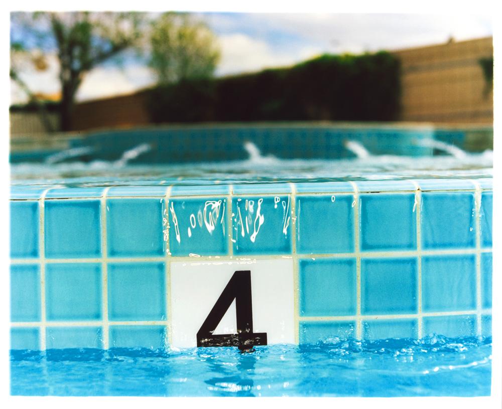 Print Richard Heeps - Quatre pieds, piscine du Maroc, Las Vegas, Nevada - Photographie couleur américaine