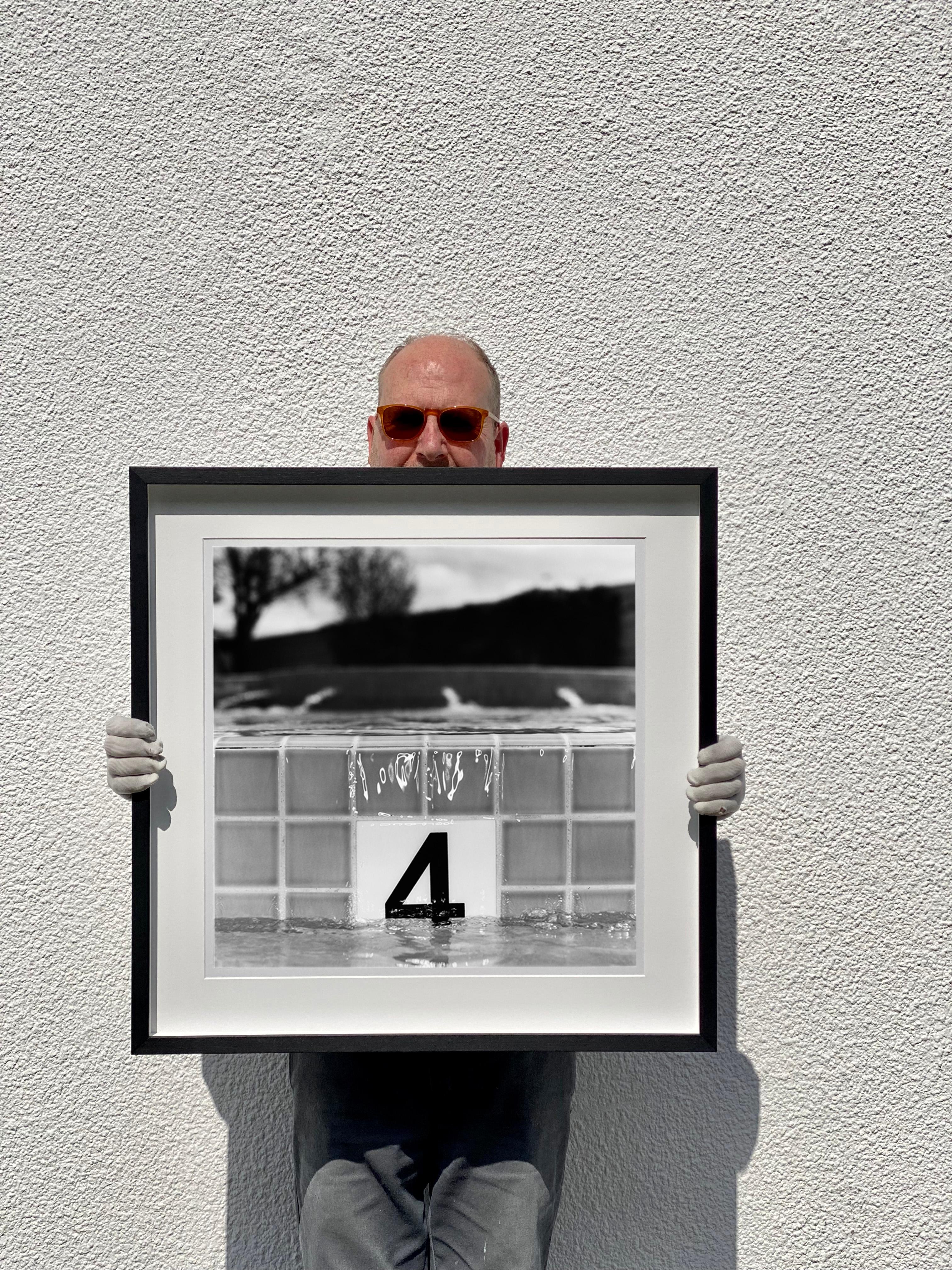 4FT, Las Vegas – Quadratische amerikanische Fotografie in Schwarz und Weiß (Grau), Still-Life Photograph, von Richard Heeps