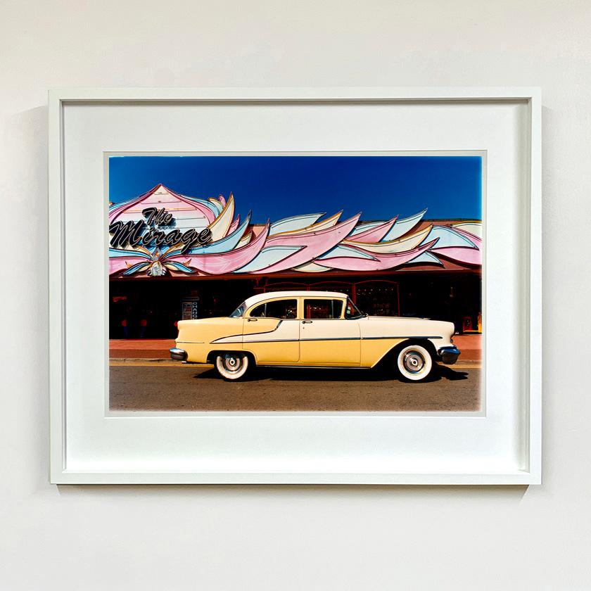« 55 Oldsmobile 88 », Hemsby, Norfolk, photographie de couleur classique de voiture - Contemporain Photograph par Richard Heeps